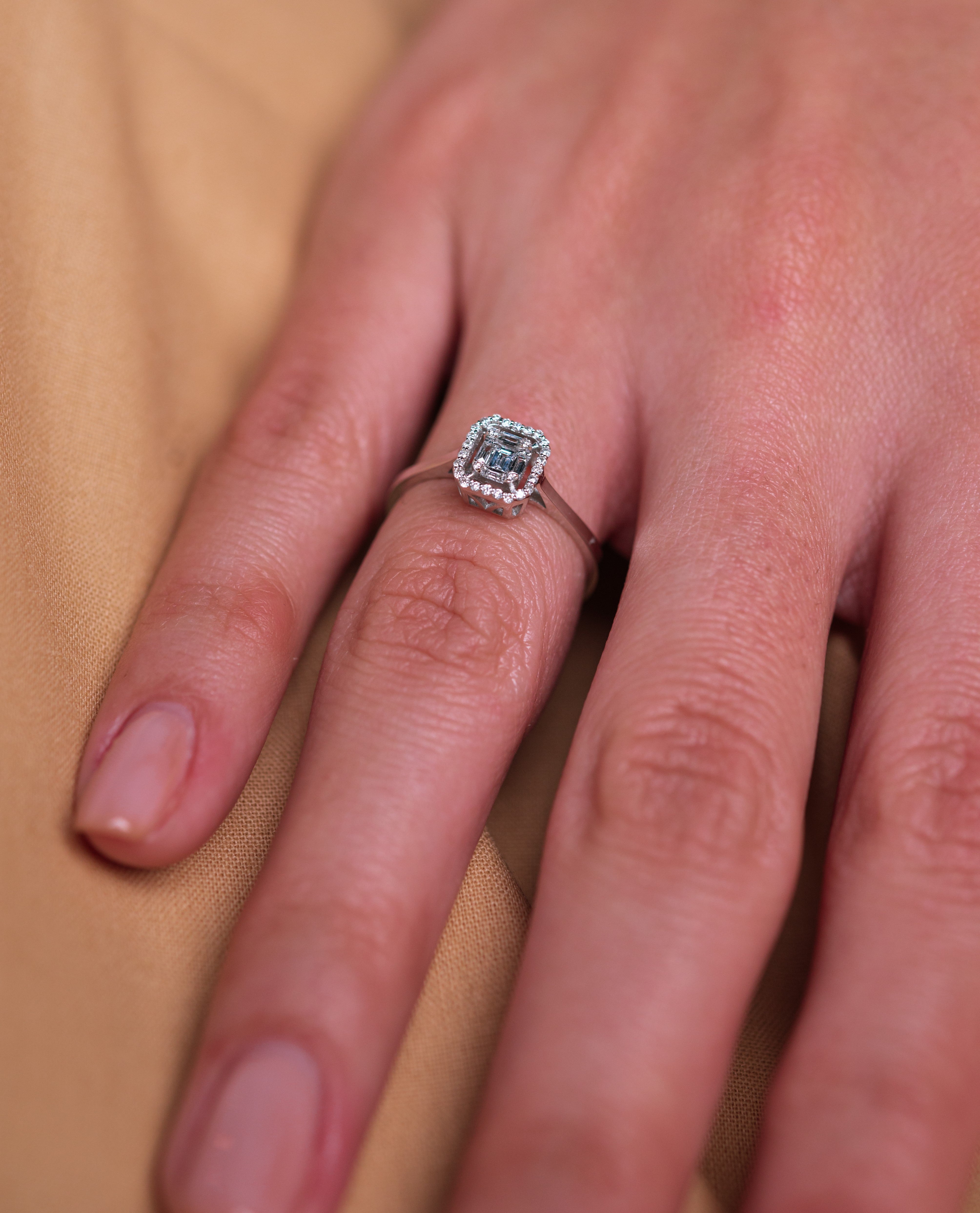INEL R003310 DIN AUR ALB 14K FORMA DREPTUNGHIULARA CU DIAMANTE - Bijuterii LA ROSA - Verighete si Inele de Logodna, bijuterii cu diamante