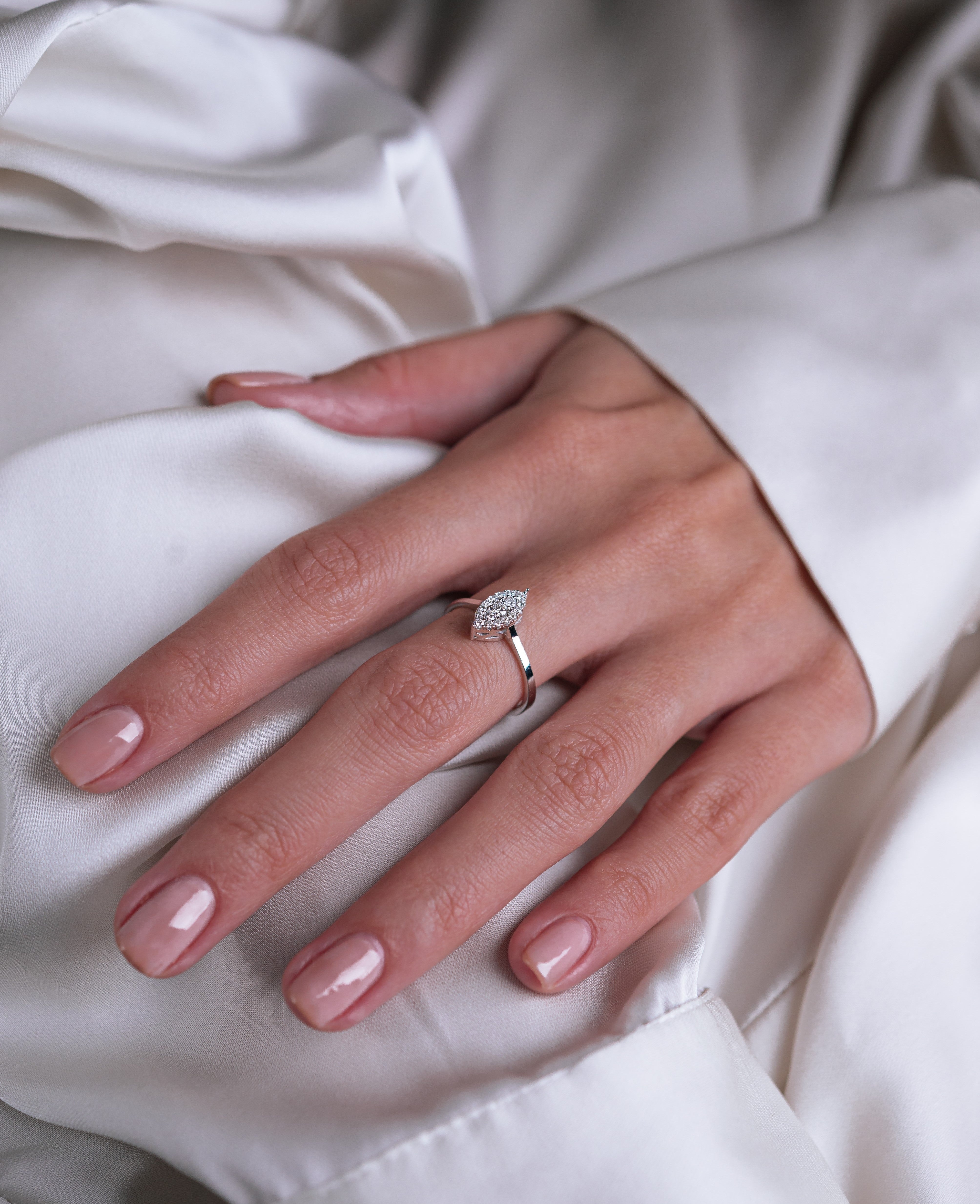 INEL R003548 DIN AUR ALB 14K FORMA MARQUISE CU DIAMANTE - Bijuterii LA ROSA - Verighete si Inele de Logodna, bijuterii cu diamante