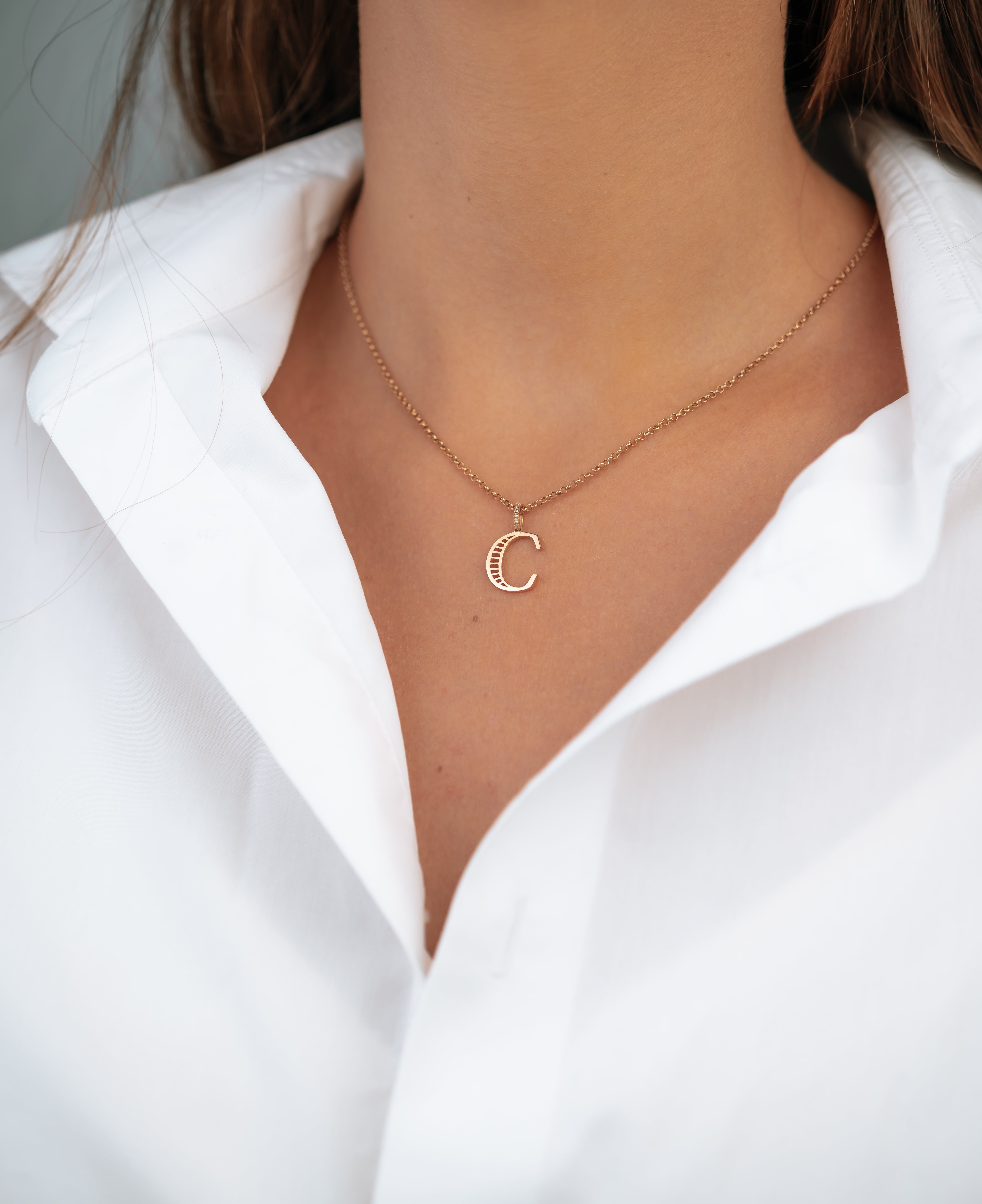 Colier cu initiala C din aur roz de 14k cu diamante - Bijuterii LA ROSA