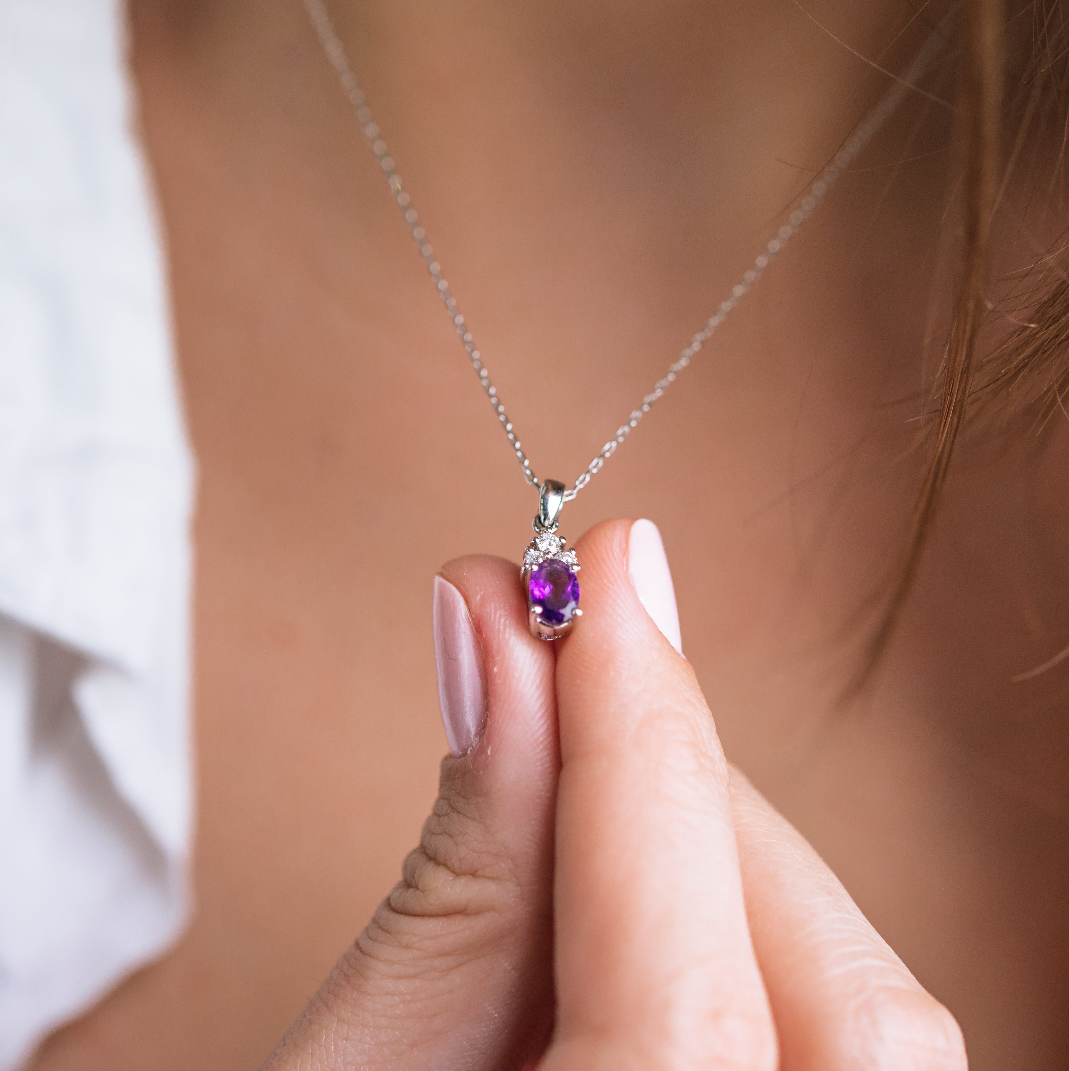 COLIER LDNA0172 DIN AUR ALB 18K FORMA OVALA CU DIAMANTE SI AMETIST - Bijuterii LA ROSA