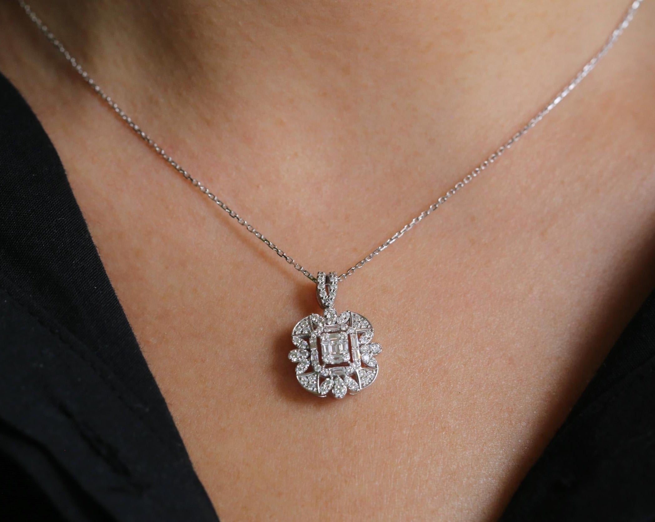 COLIER N000149 DIN AUR ALB 18K FORMA SEMIPATRATA CU DIAMANTE - Bijuterii LA ROSA - Verighete si Inele de Logodna, bijuterii cu diamante