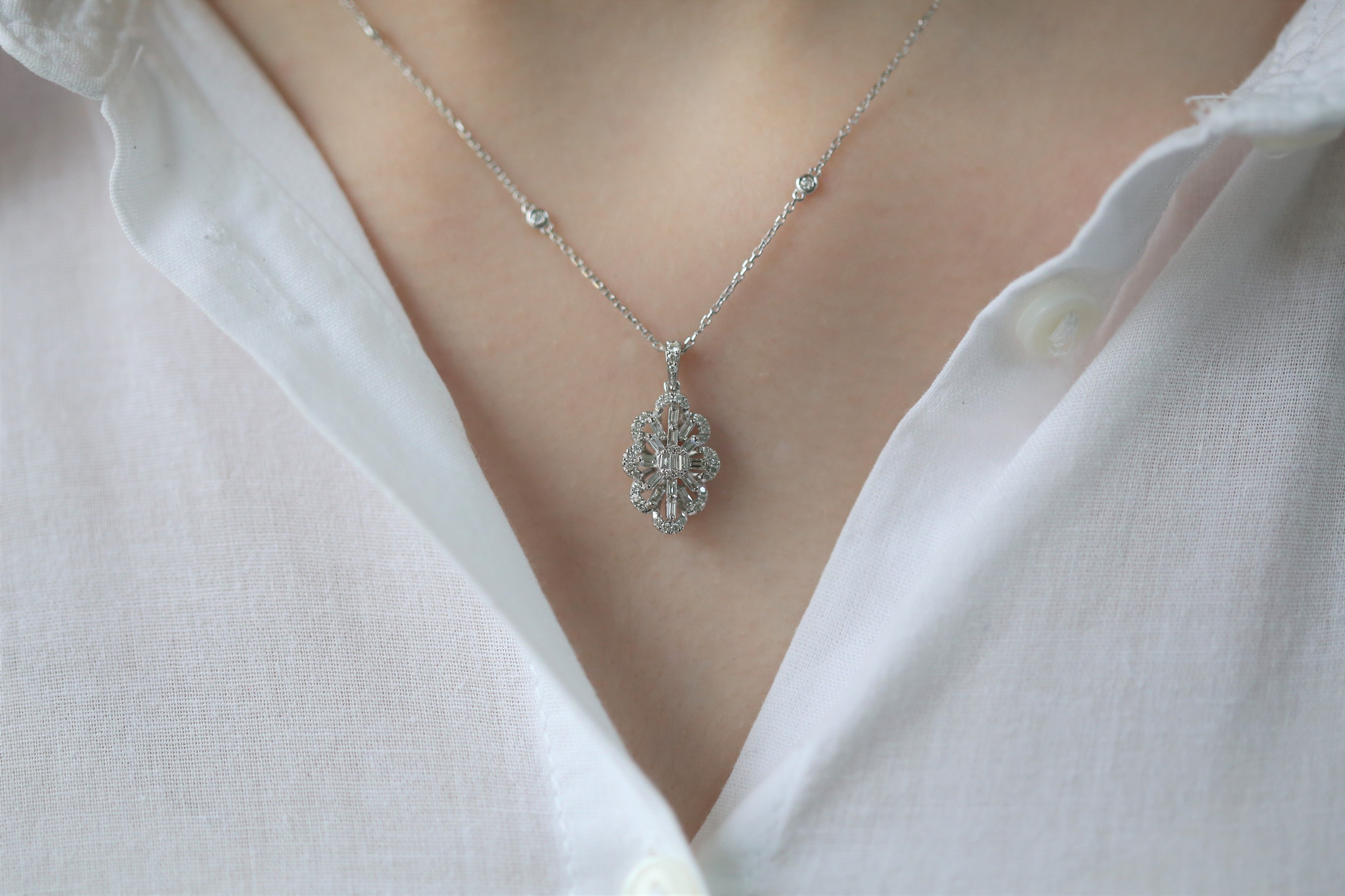 COLIER N000618 DIN AUR ALB 14K FORMA FLOARE CU DIAMANTE - Bijuterii LA ROSA - Verighete si Inele de Logodna, bijuterii cu diamante