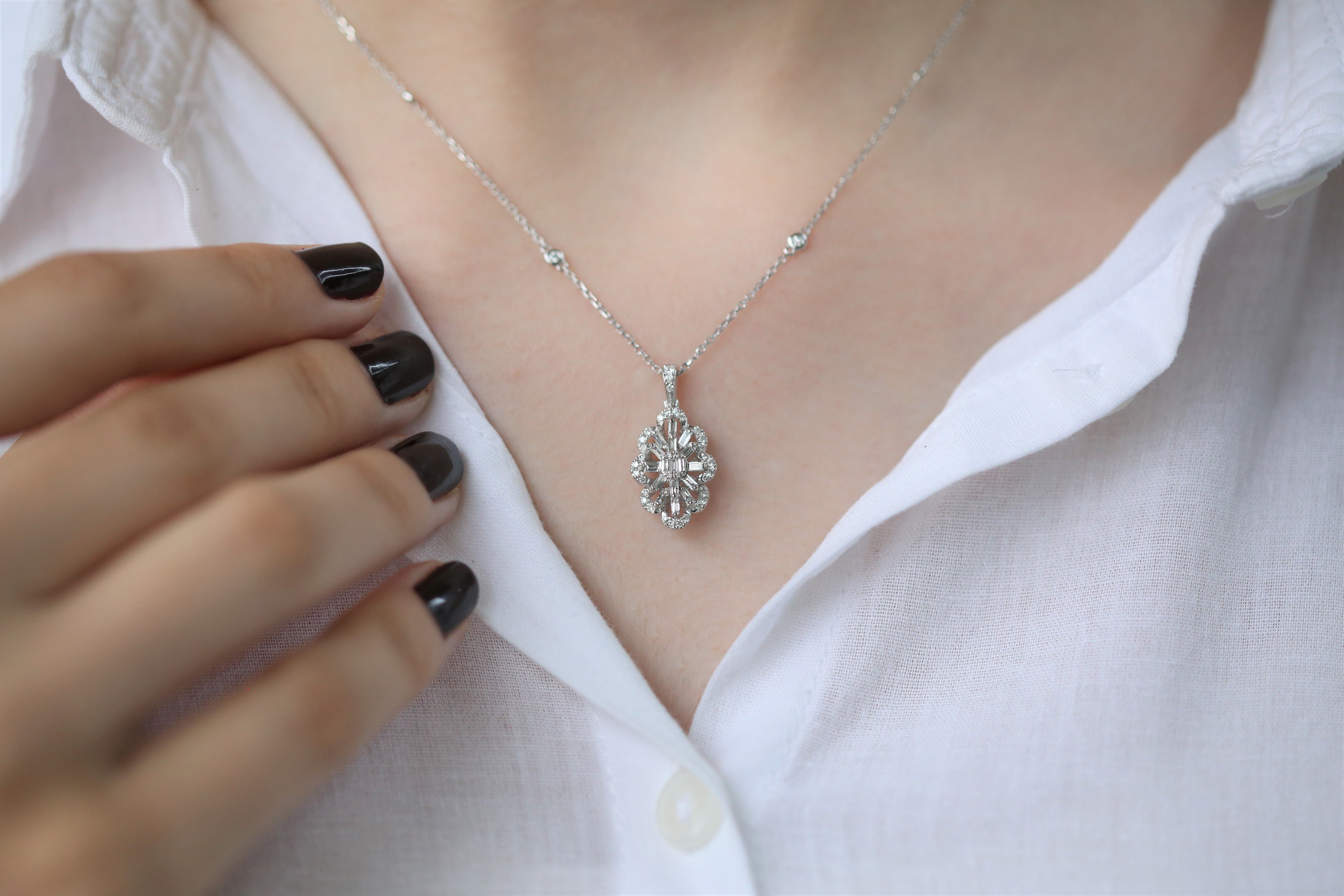 COLIER N000618 DIN AUR ALB 14K FORMA FLOARE CU DIAMANTE - Bijuterii LA ROSA - Verighete si Inele de Logodna, bijuterii cu diamante