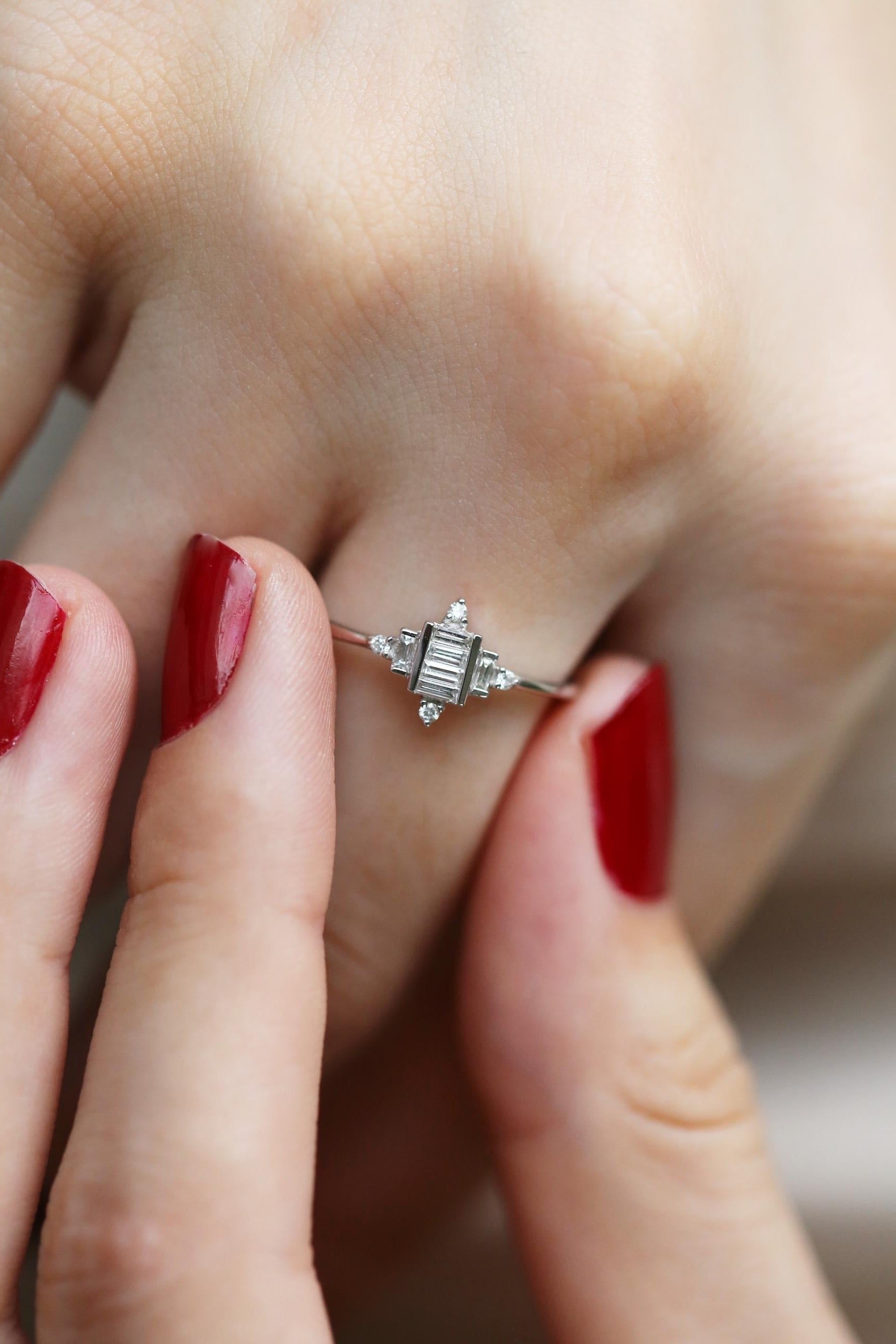 INEL R002004 DIN AUR ALB 14K CU DIAMANTE - Bijuterii LA ROSA - Verighete si Inele de Logodna, bijuterii cu diamante
