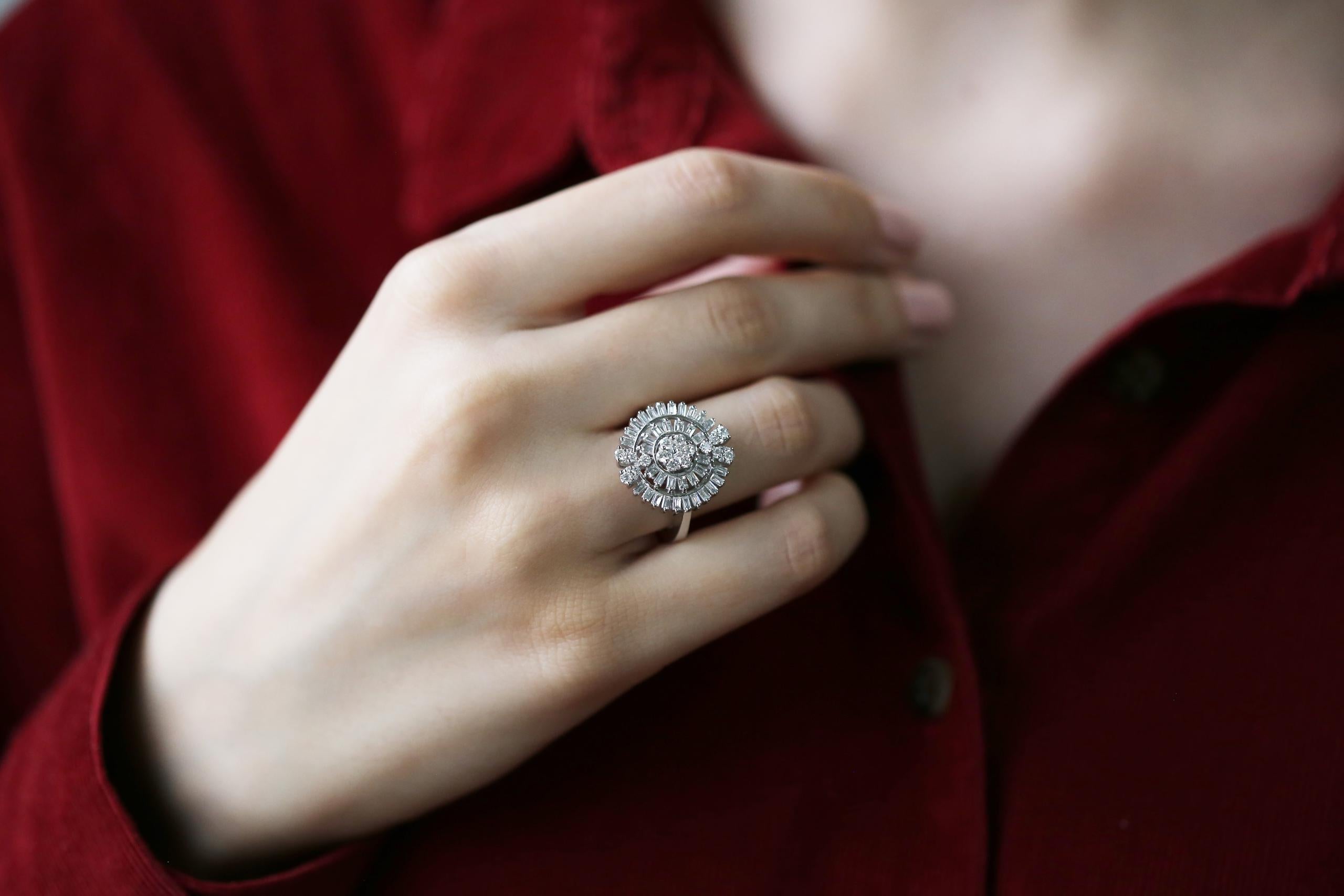 INEL R002680 DIN AUR ALB 14K FORMA FLOARE CU DIAMANTE - Bijuterii LA ROSA - Verighete si Inele de Logodna, bijuterii cu diamante