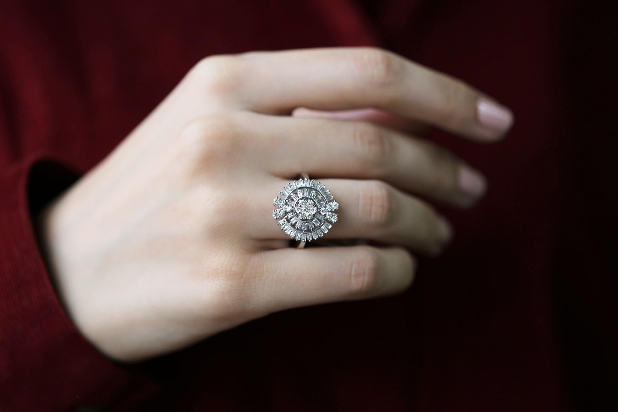 INEL R002680 DIN AUR ALB 14K FORMA FLOARE CU DIAMANTE - Bijuterii LA ROSA - Verighete si Inele de Logodna, bijuterii cu diamante