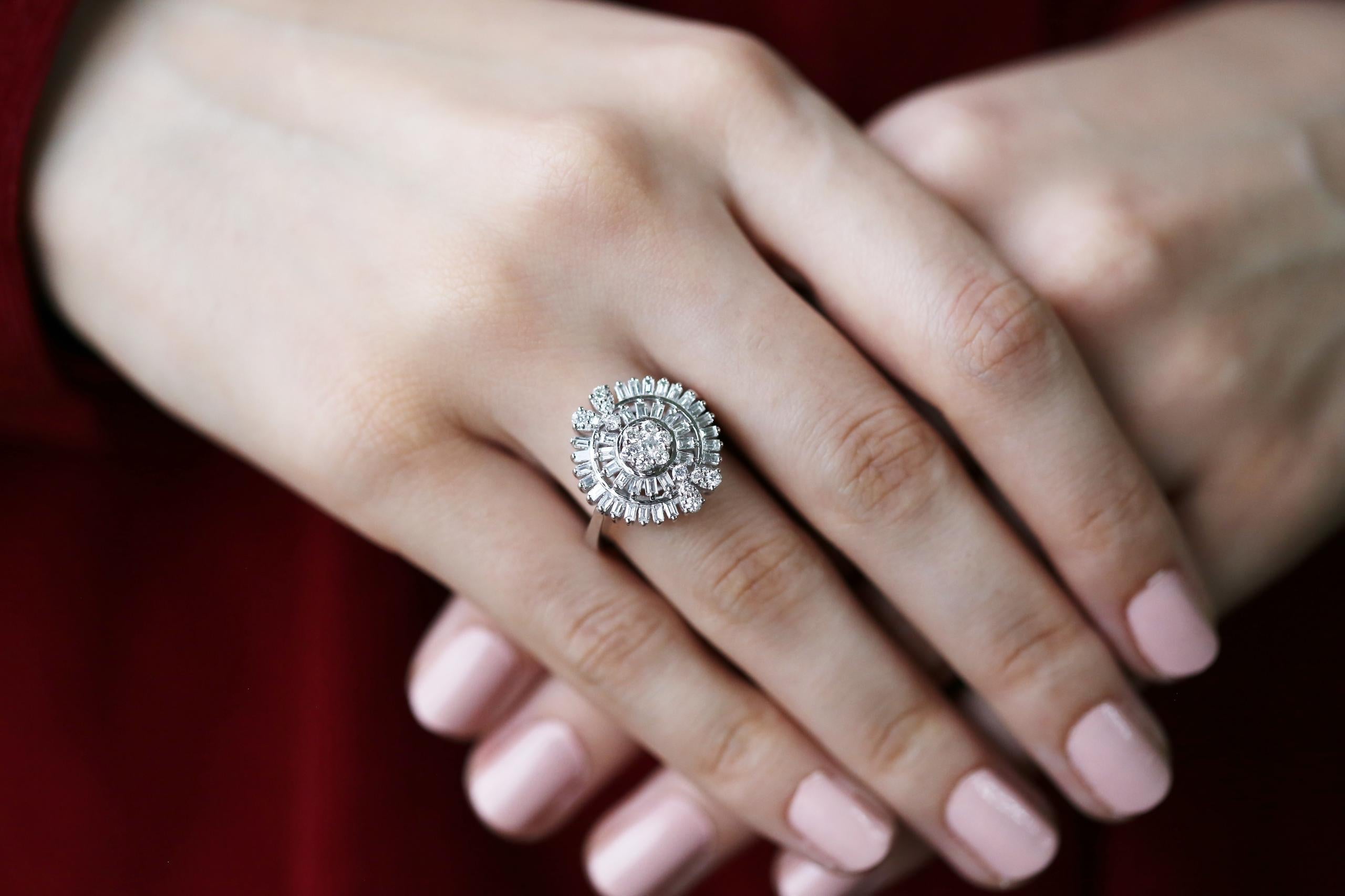INEL R002680 DIN AUR ALB 14K FORMA FLOARE CU DIAMANTE - Bijuterii LA ROSA - Verighete si Inele de Logodna, bijuterii cu diamante