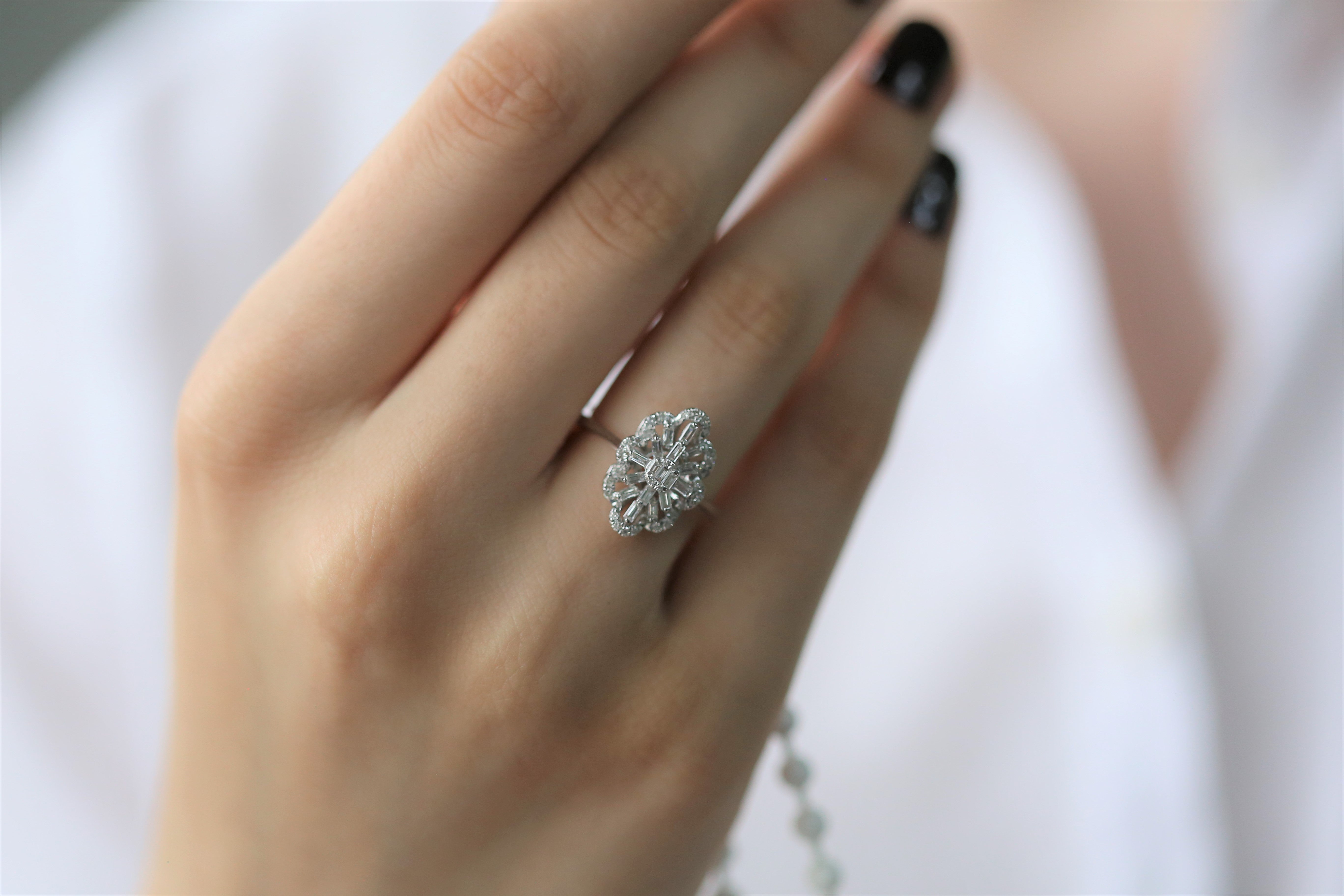 INEL R003066 DIN AUR ALB 14K FORMA FLOARE CU DIAMANTE - Bijuterii LA ROSA - Verighete si Inele de Logodna, bijuterii cu diamante