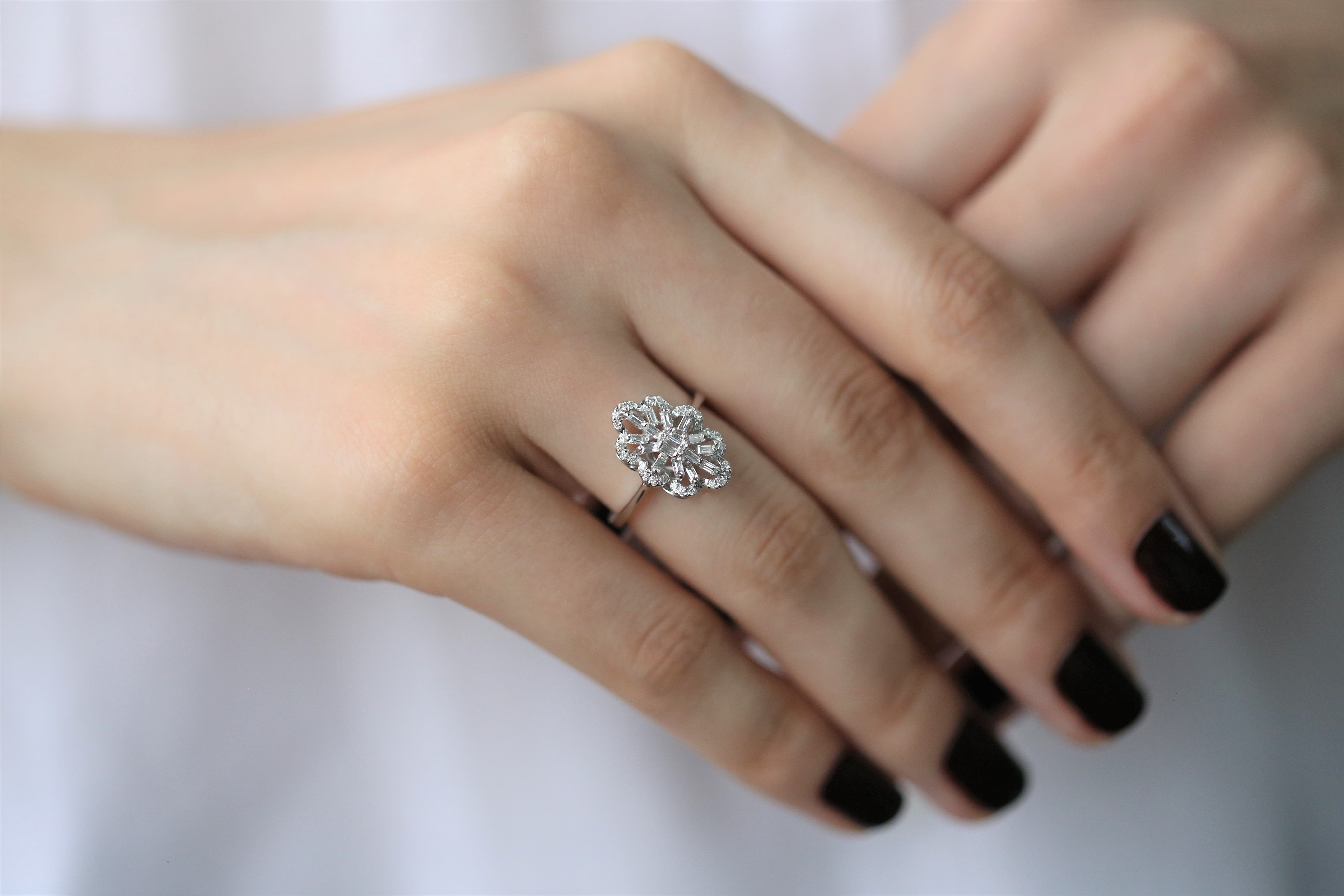 INEL R003066 DIN AUR ALB 14K FORMA FLOARE CU DIAMANTE - Bijuterii LA ROSA - Verighete si Inele de Logodna, bijuterii cu diamante