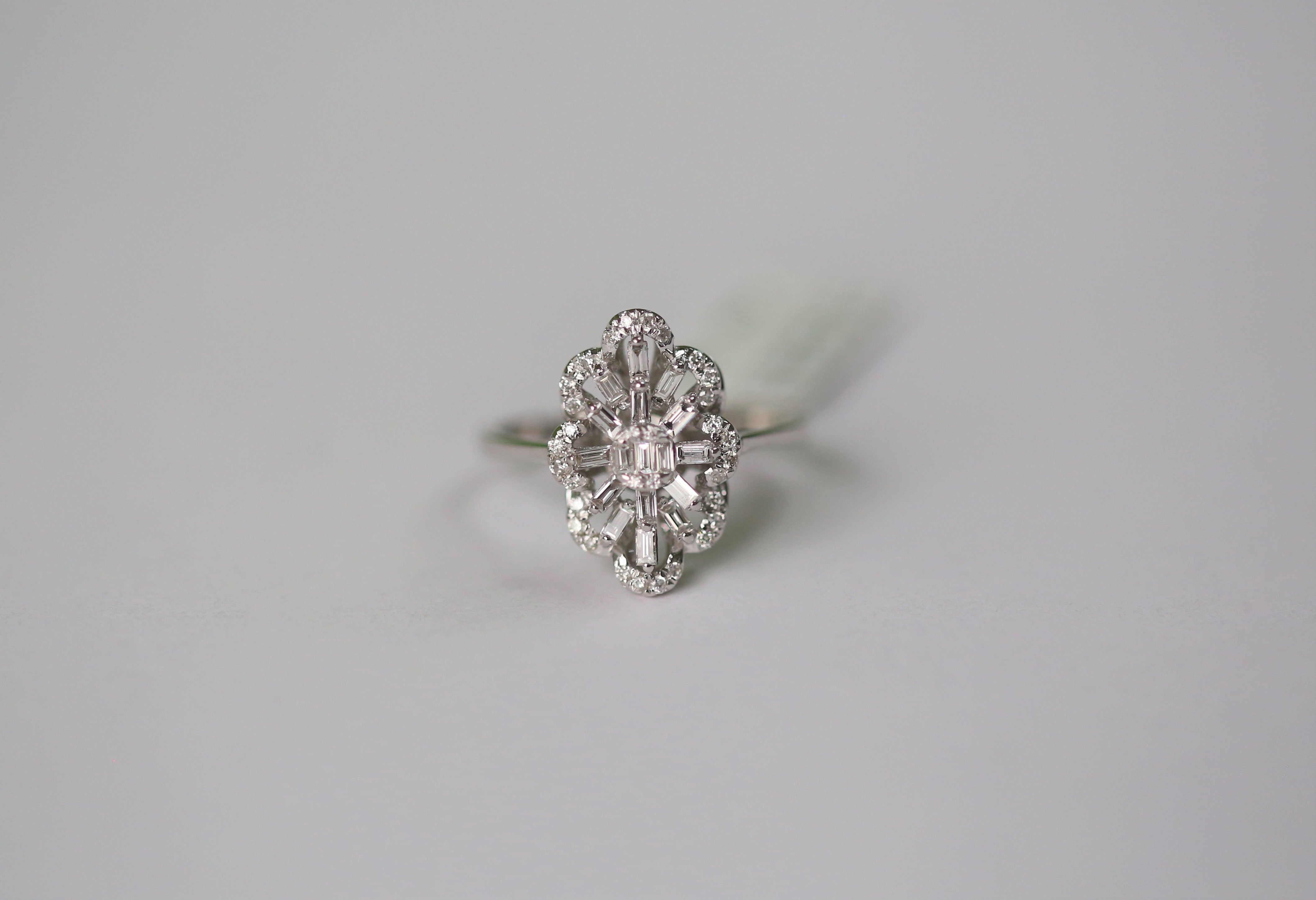INEL R003066 DIN AUR ALB 14K FORMA FLOARE CU DIAMANTE - Bijuterii LA ROSA - Verighete si Inele de Logodna, bijuterii cu diamante