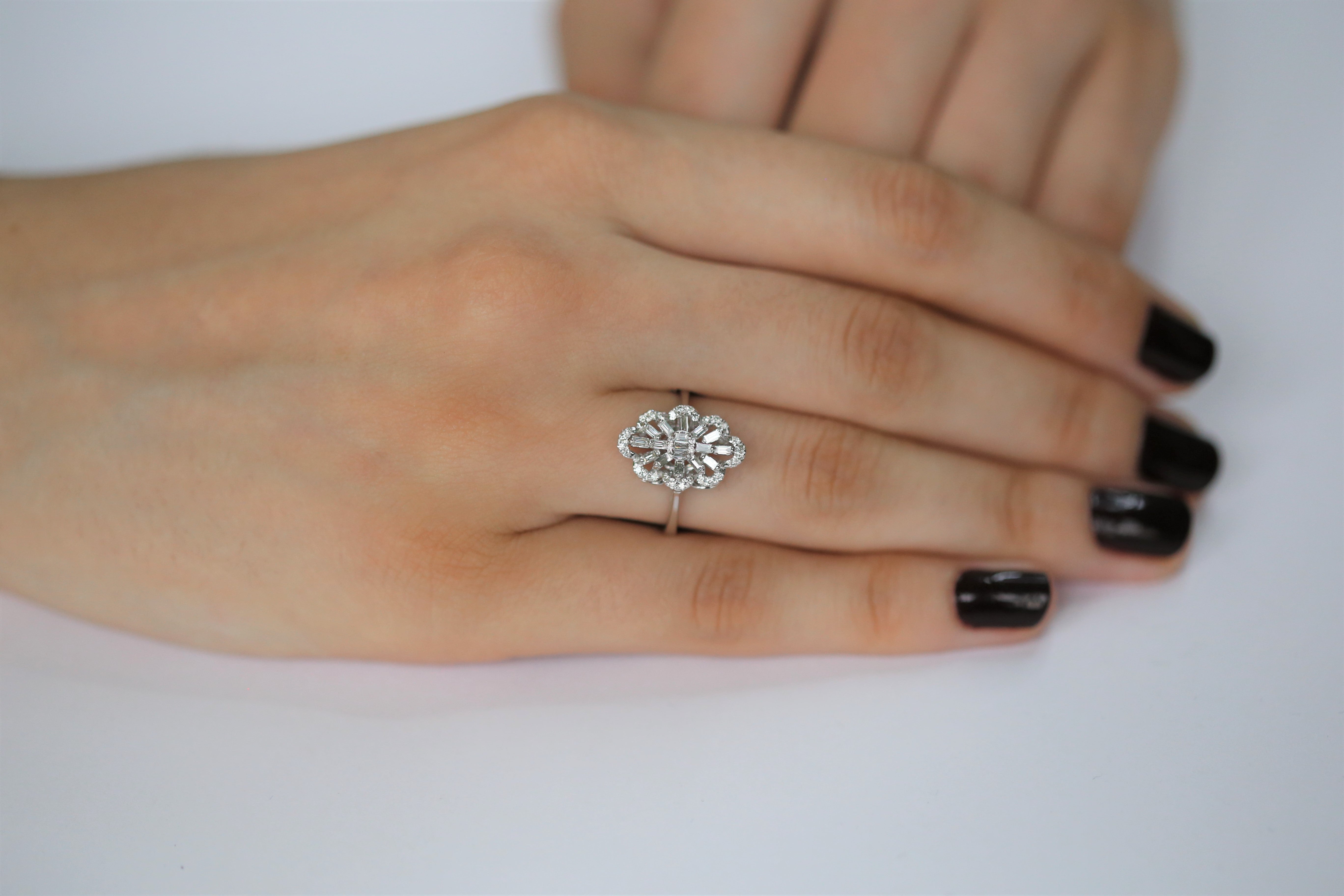 INEL R003066 DIN AUR ALB 14K FORMA FLOARE CU DIAMANTE - Bijuterii LA ROSA - Verighete si Inele de Logodna, bijuterii cu diamante