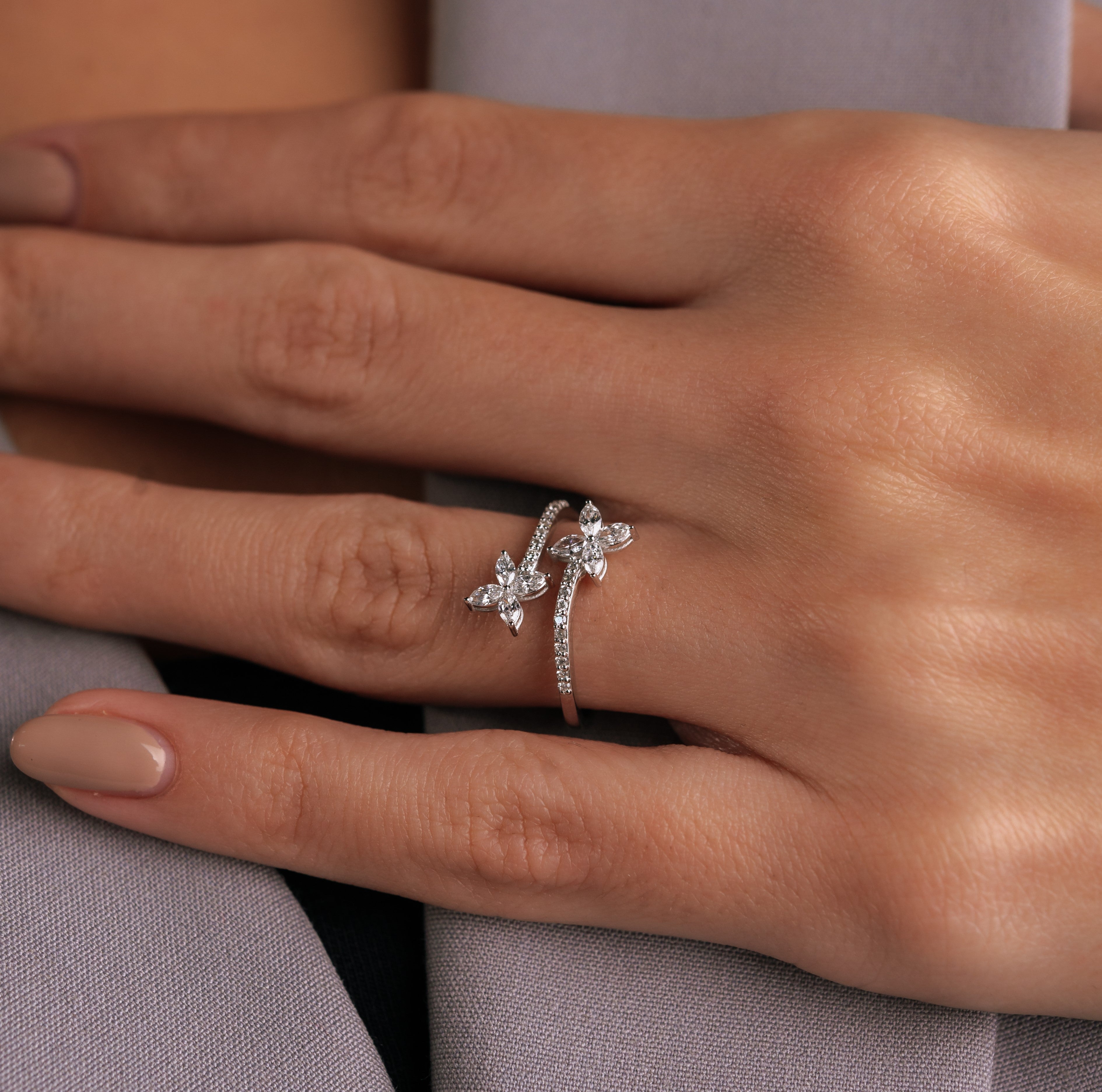 INEL R003608 DIN AUR ALB 14K FORMA FLOARE CU DIAMANTE - Bijuterii LA ROSA - Verighete si Inele de Logodna, bijuterii cu diamante