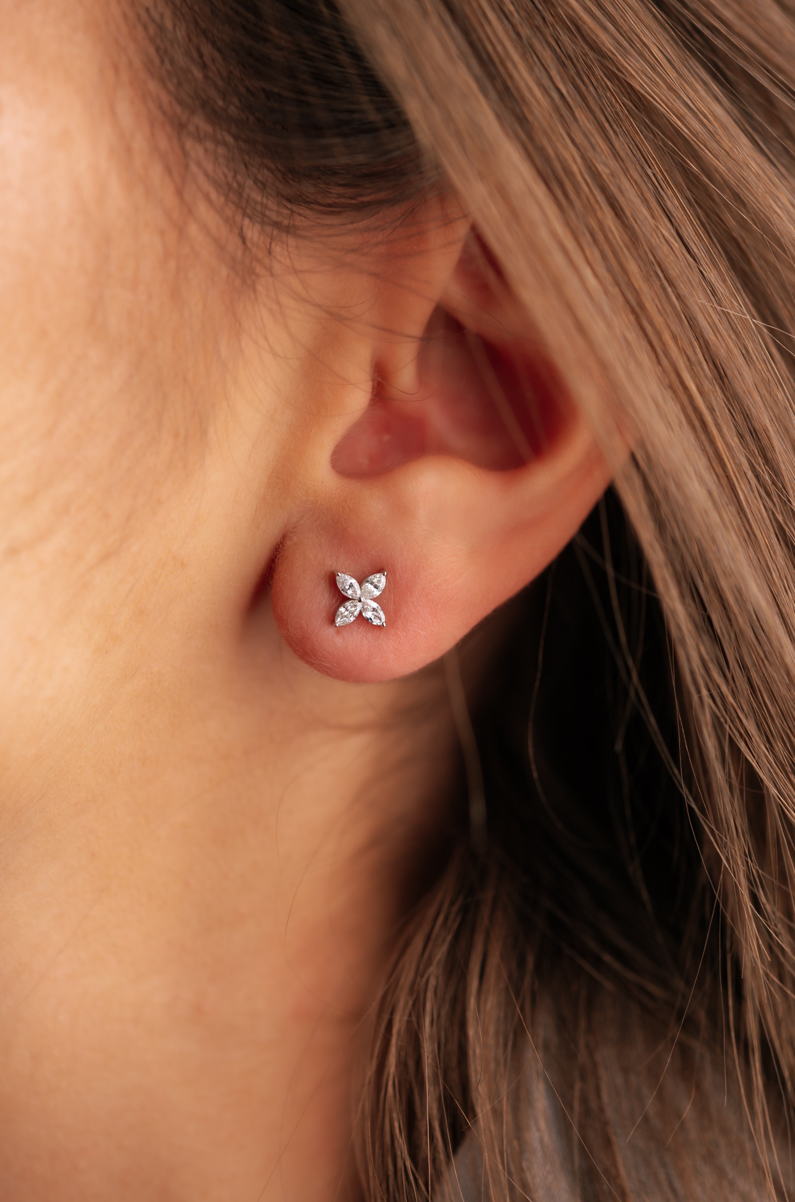 CERCEI E000727 DIN AUR ALB 14K FORMA FLOARE CU DIAMANTE - Bijuterii LA ROSA - Verighete si Inele de Logodna, bijuterii cu diamante