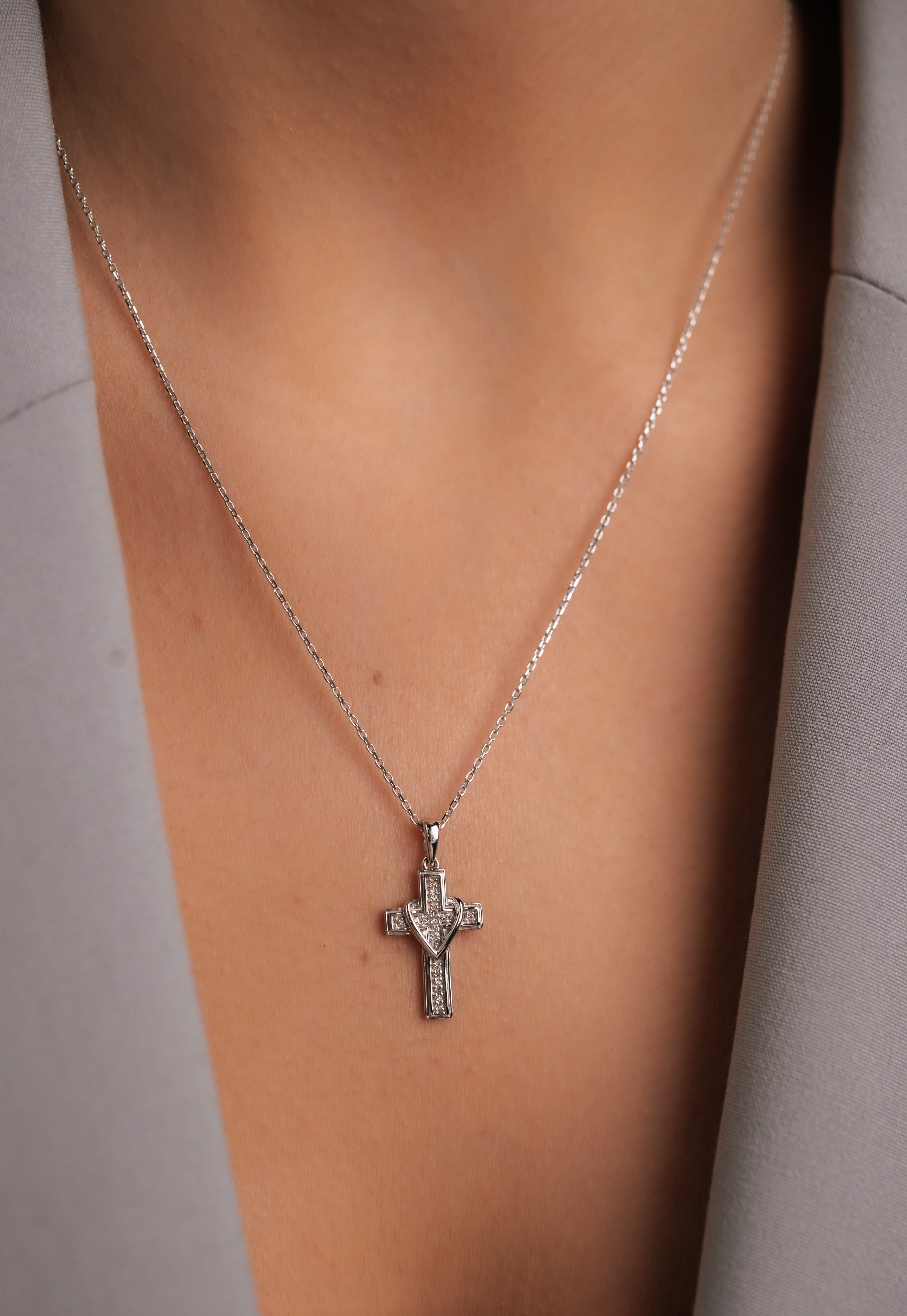 COLIER LRPN183 DIN AUR ALB 14K FORMA CRUCE CU DIAMANTE - Bijuterii LA ROSA - Verighete si Inele de Logodna, bijuterii cu diamante