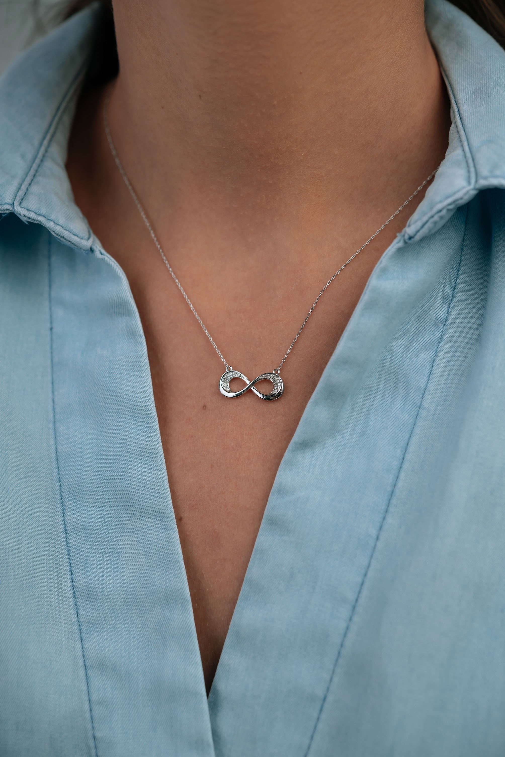 Colier Infinity cu diamante din aur alb 14K - Bijuterii LA ROSA