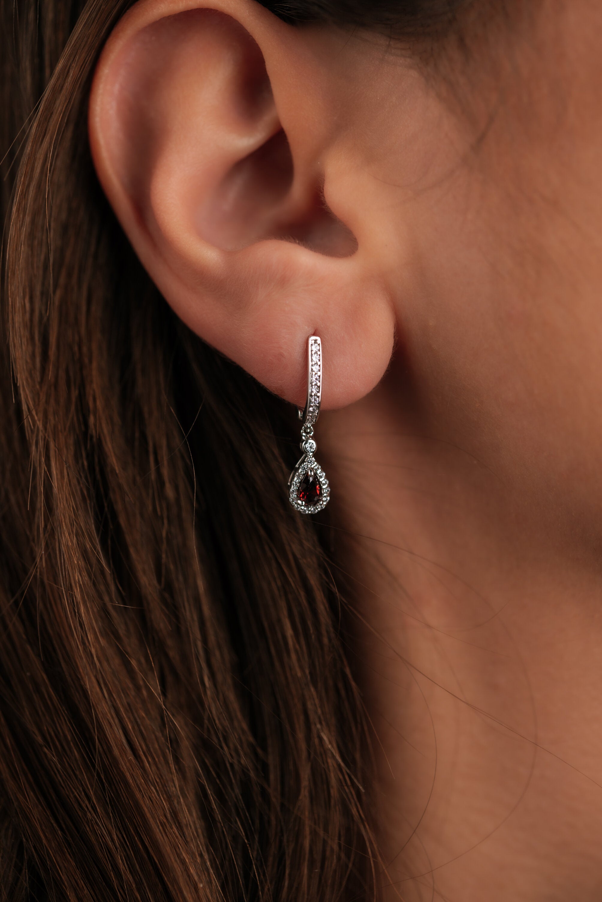 CERCEI E000108 DIN AUR ALB 14K FORMA LACRIMA CU DIAMANTE SI GARNET - Bijuterii LA ROSA - Verighete si Inele de Logodna, bijuterii cu diamante