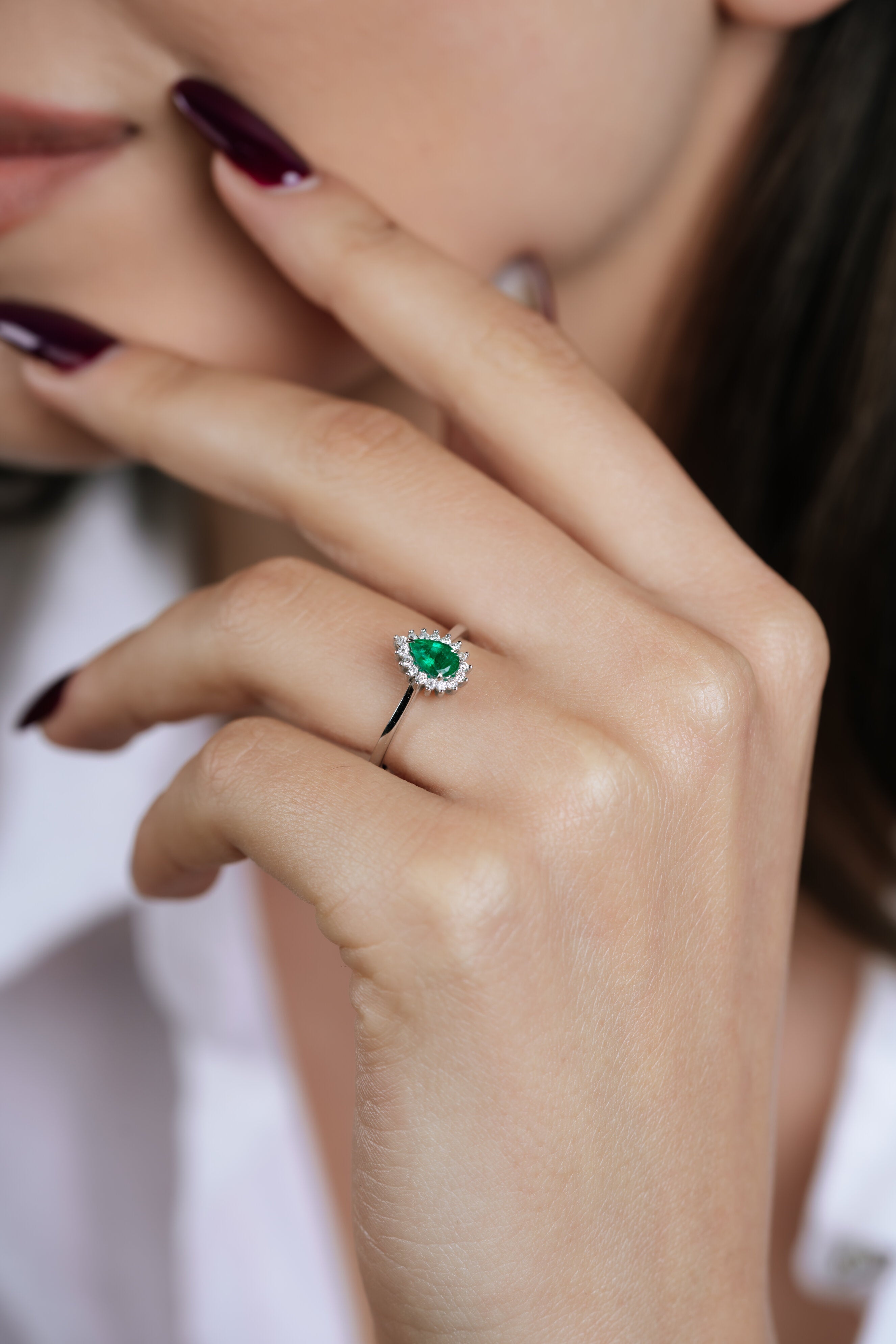 INEL R00007 DIN AUR ALB 14K FORMA LACRIMA CU DIAMANTE SI SMARALD - Bijuterii LA ROSA