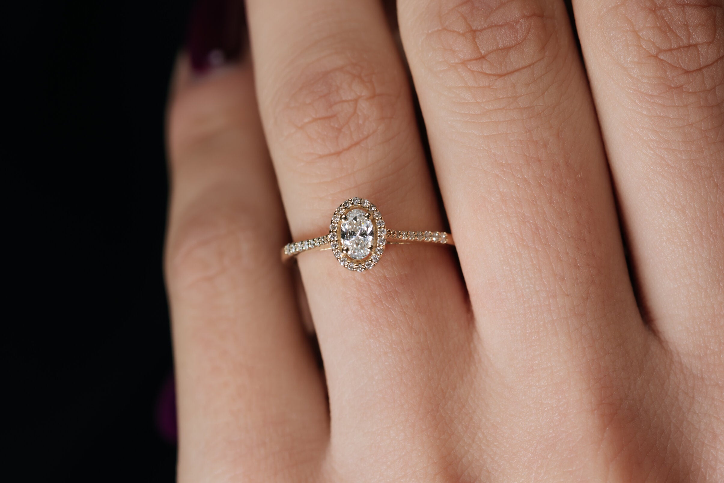 INEL R004764 DIN AUR GALBEN 14K FORMA OVALA CU DIAMANTE - Bijuterii LA ROSA