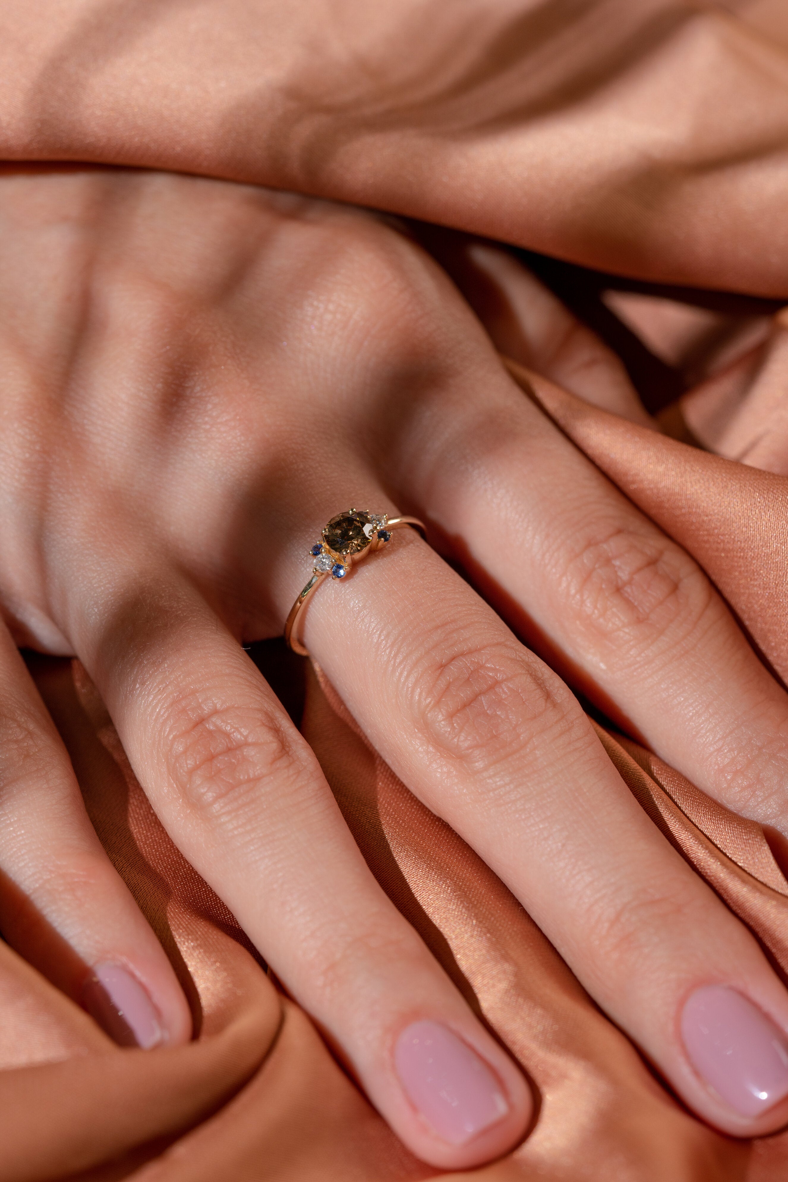 INEL YZ35012 DIN AUR GALBEN 14K FORMA ROTUNDA CU DIAMANTE SI SAFIRE - Bijuterii LA ROSA
