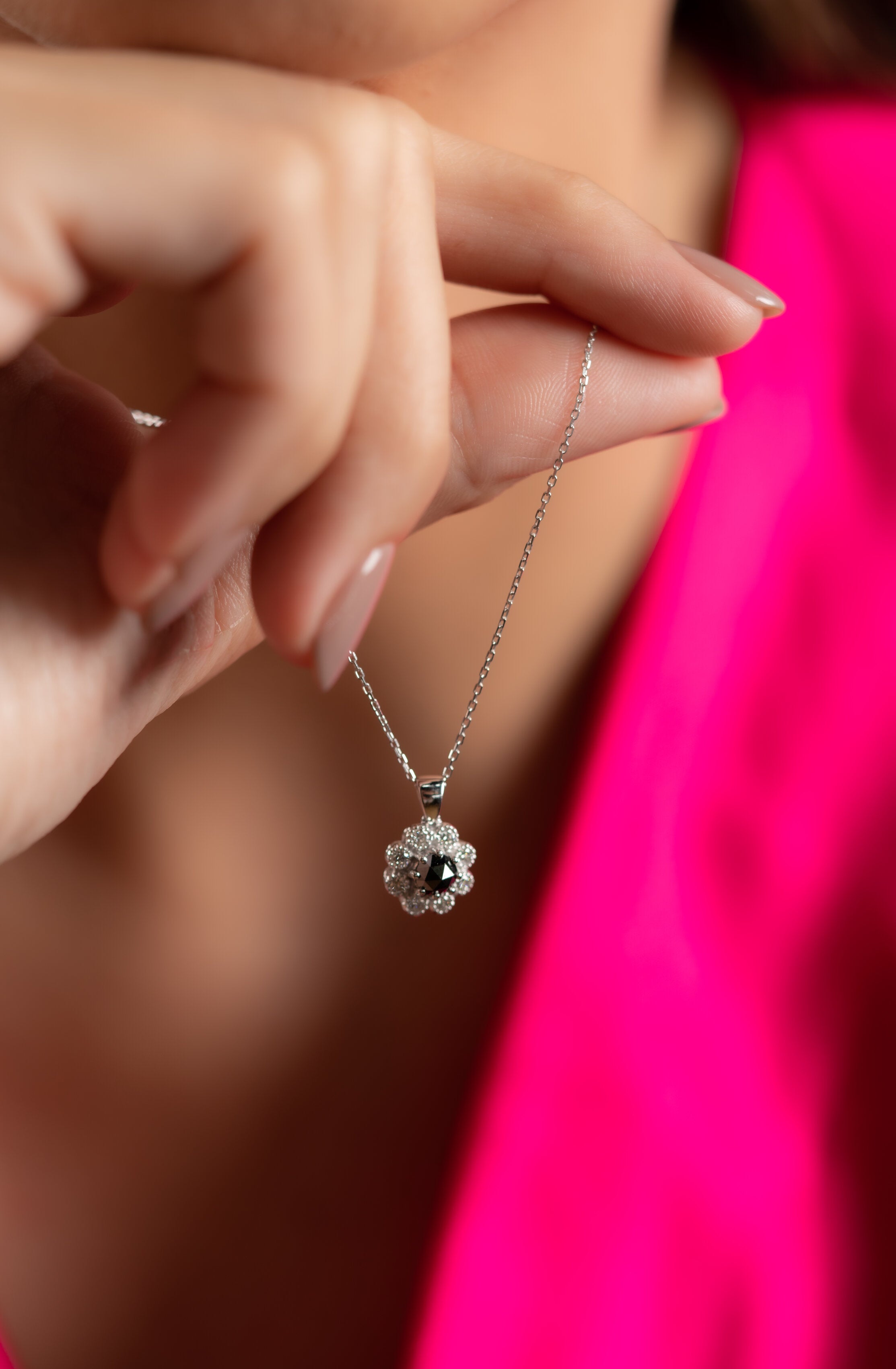 COLIER LDNA0408 DIN AUR ALB 18K CU DIAMANTE ALBE SI DIAMANT NEGRU FORMA ROTUNDA - Bijuterii LA ROSA