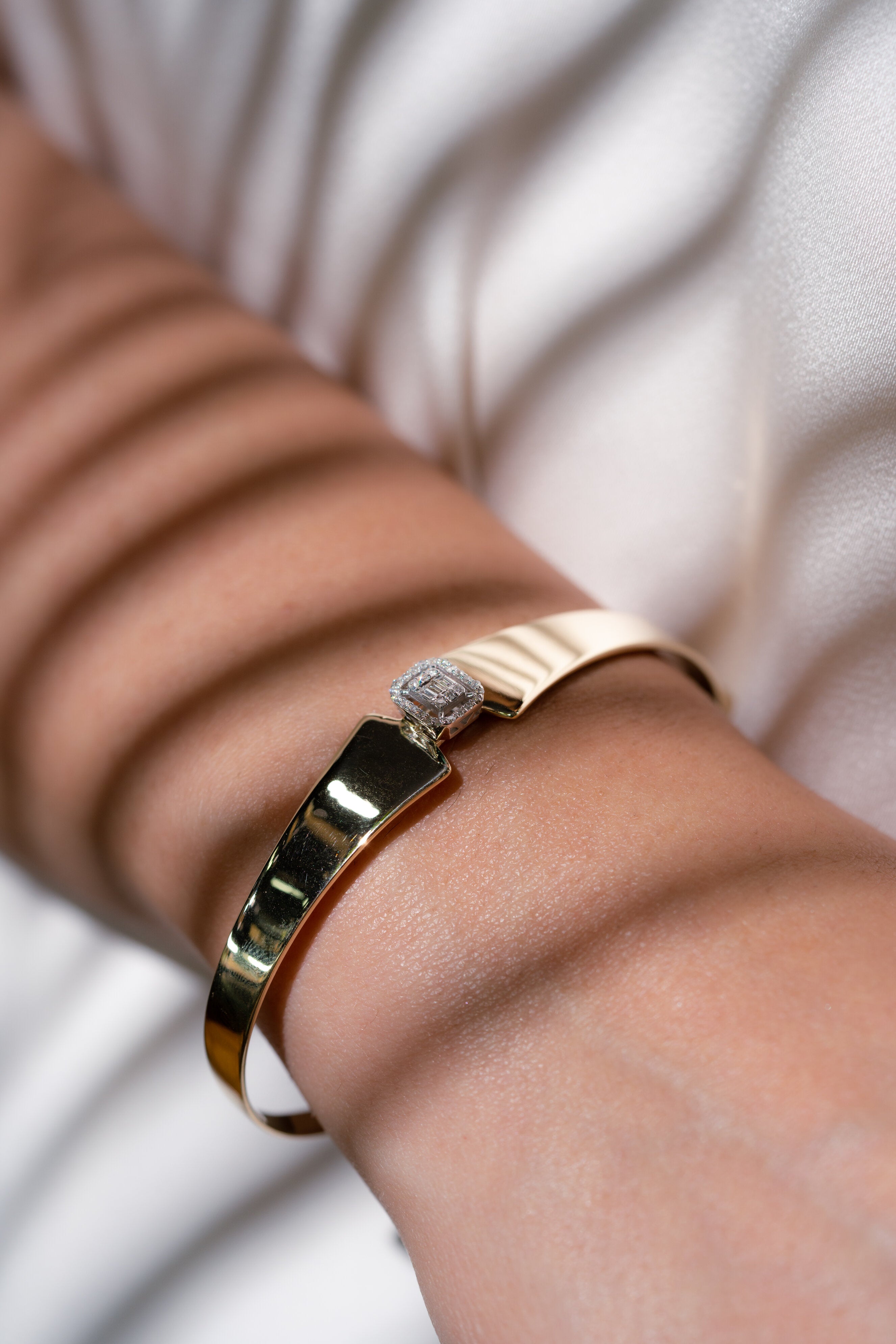 BRATARA B000594 DIN AUR GALBEN SI ALB 14K CU DIAMANTE BAGHETA - Bijuterii LA ROSA