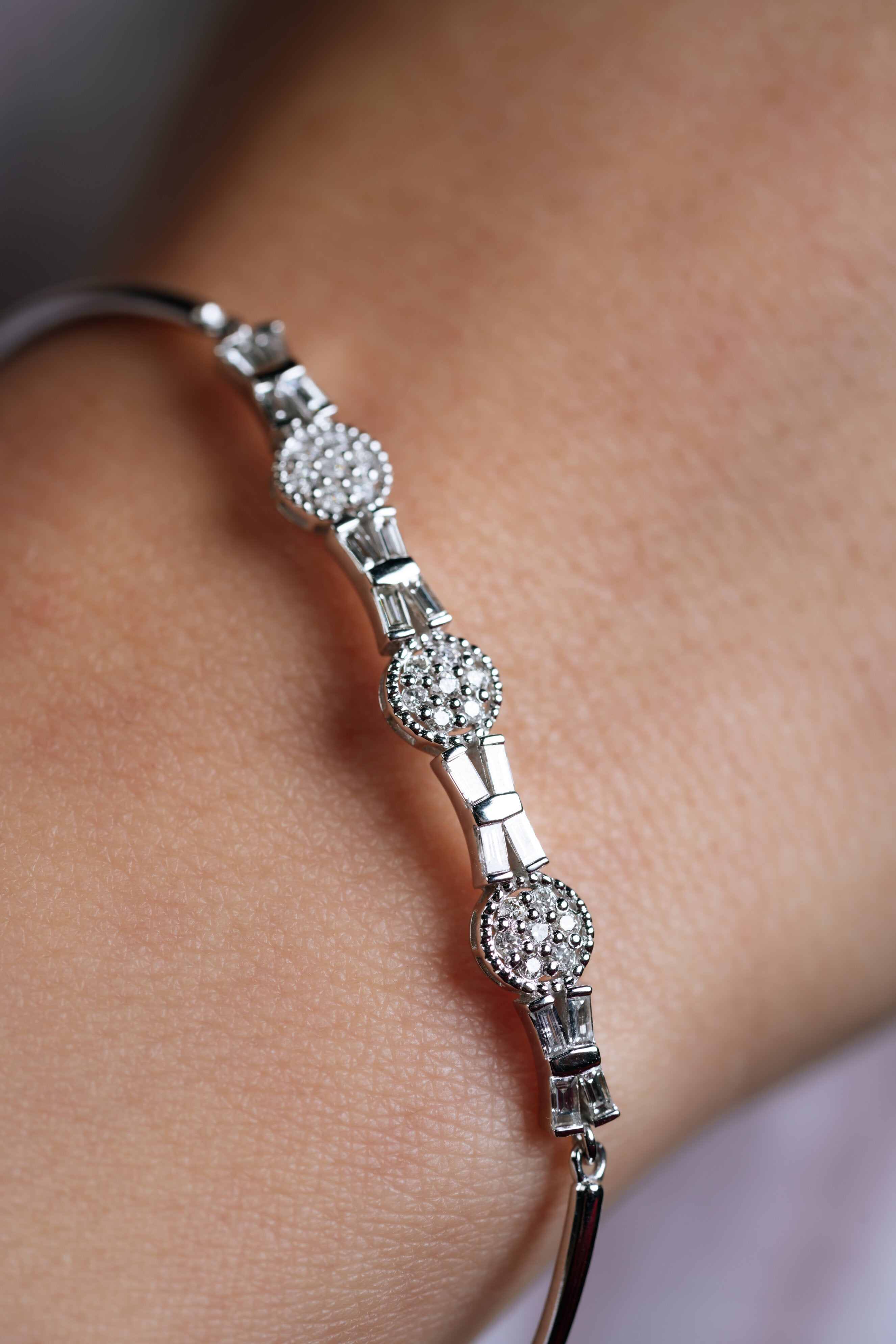 BRATARA B000250 DIN AUR ALB 14K FORMA ROTUNDA CU DIAMANTE - Bijuterii LA ROSA