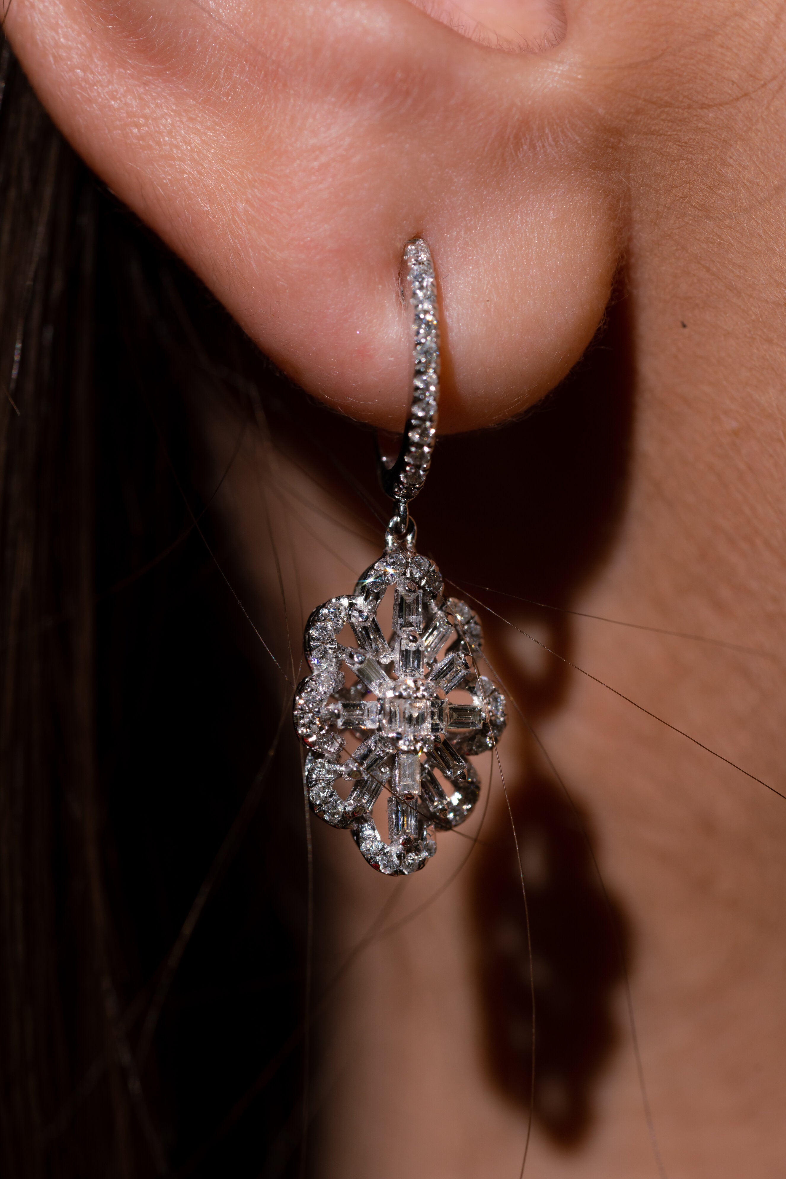 CERCEI E000519 DIN AUR ALB 14K FORMA FLOARE CU DIAMANTE - Bijuterii LA ROSA - Verighete si Inele de Logodna, bijuterii cu diamante
