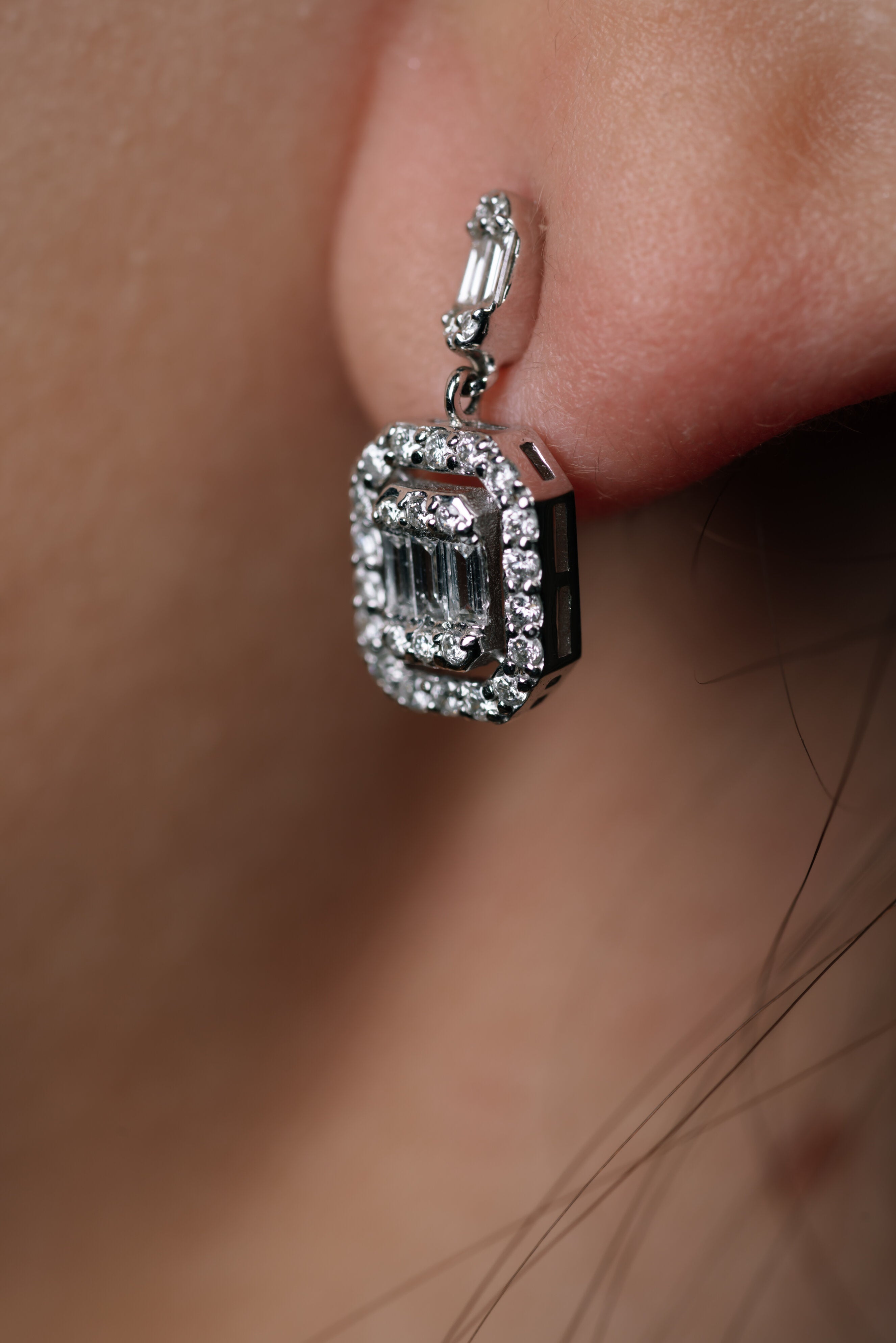 CERCEI E000582 DIN AUR ALB 14K FORMA SEMIDREPTUNGHI CU DIAMANTE BAGHETE - Bijuterii LA ROSA