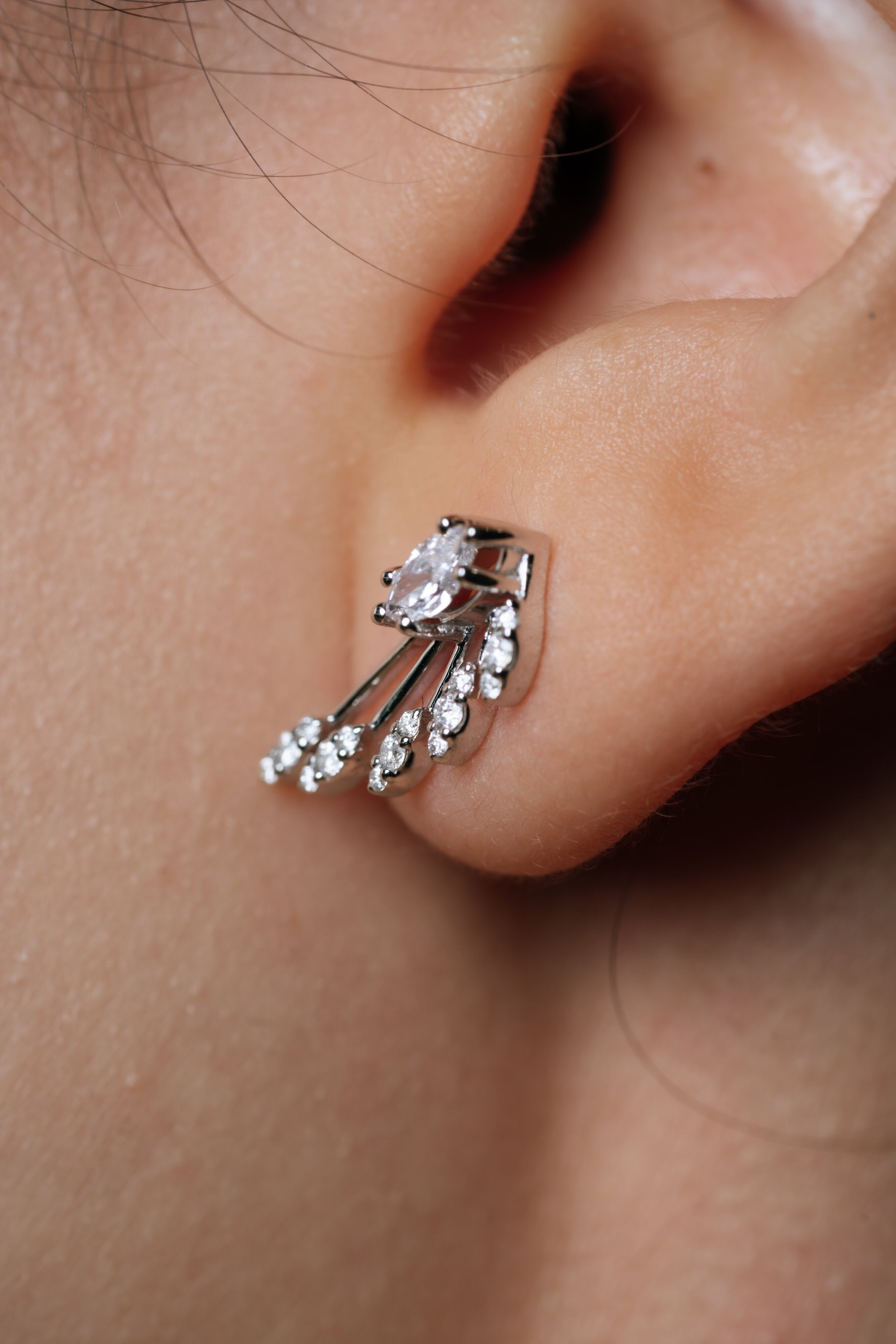 CERCEI E000945 DIN AUR ALB 14K FORMA ARIPA CU DIAMANTE MARQUISE - Bijuterii LA ROSA