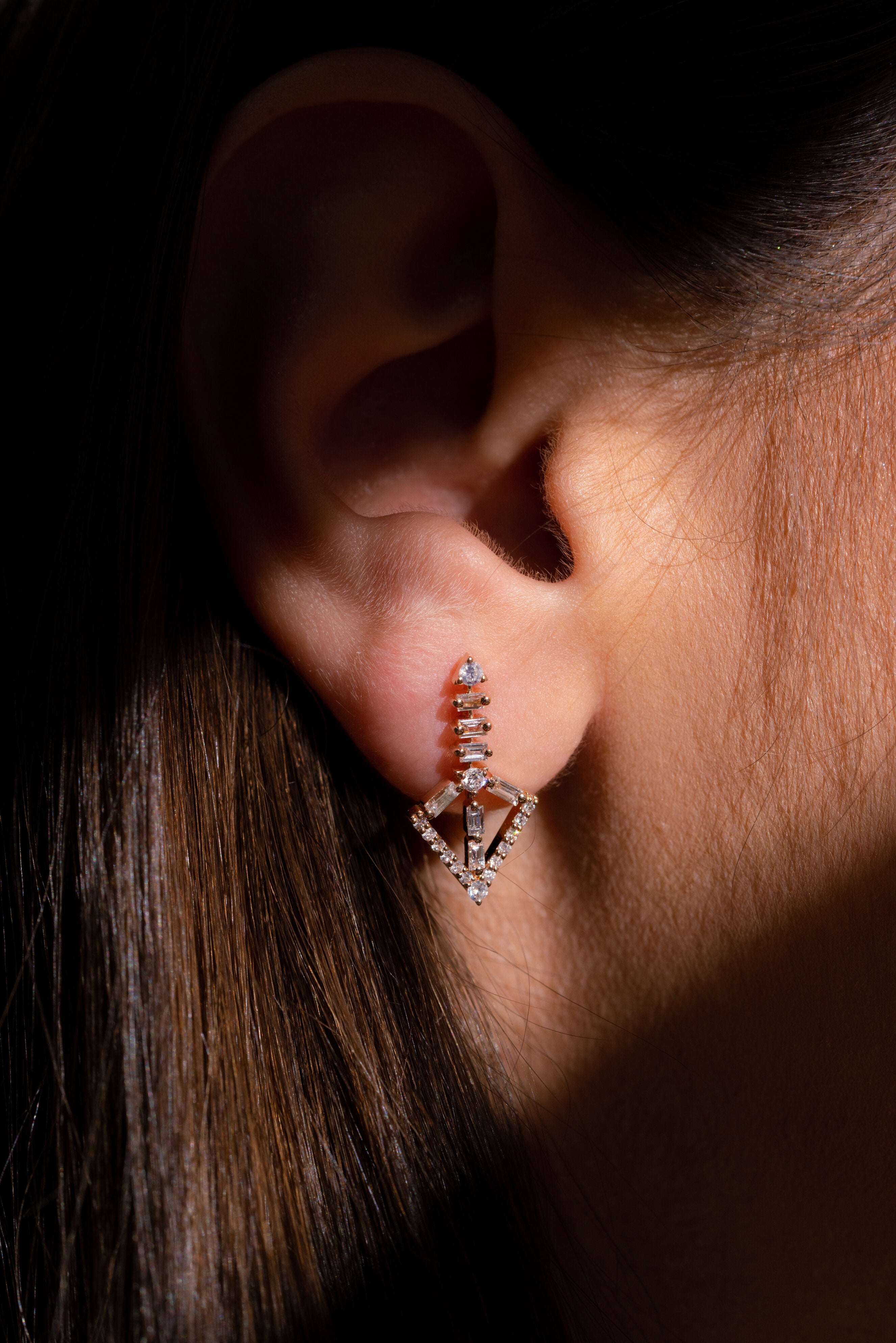 CERCEI E000946 DIN AUR ROZ 14K FORMA TRIUNGHIULARA CU DIAMANTE BAGUETTE - Bijuterii LA ROSA