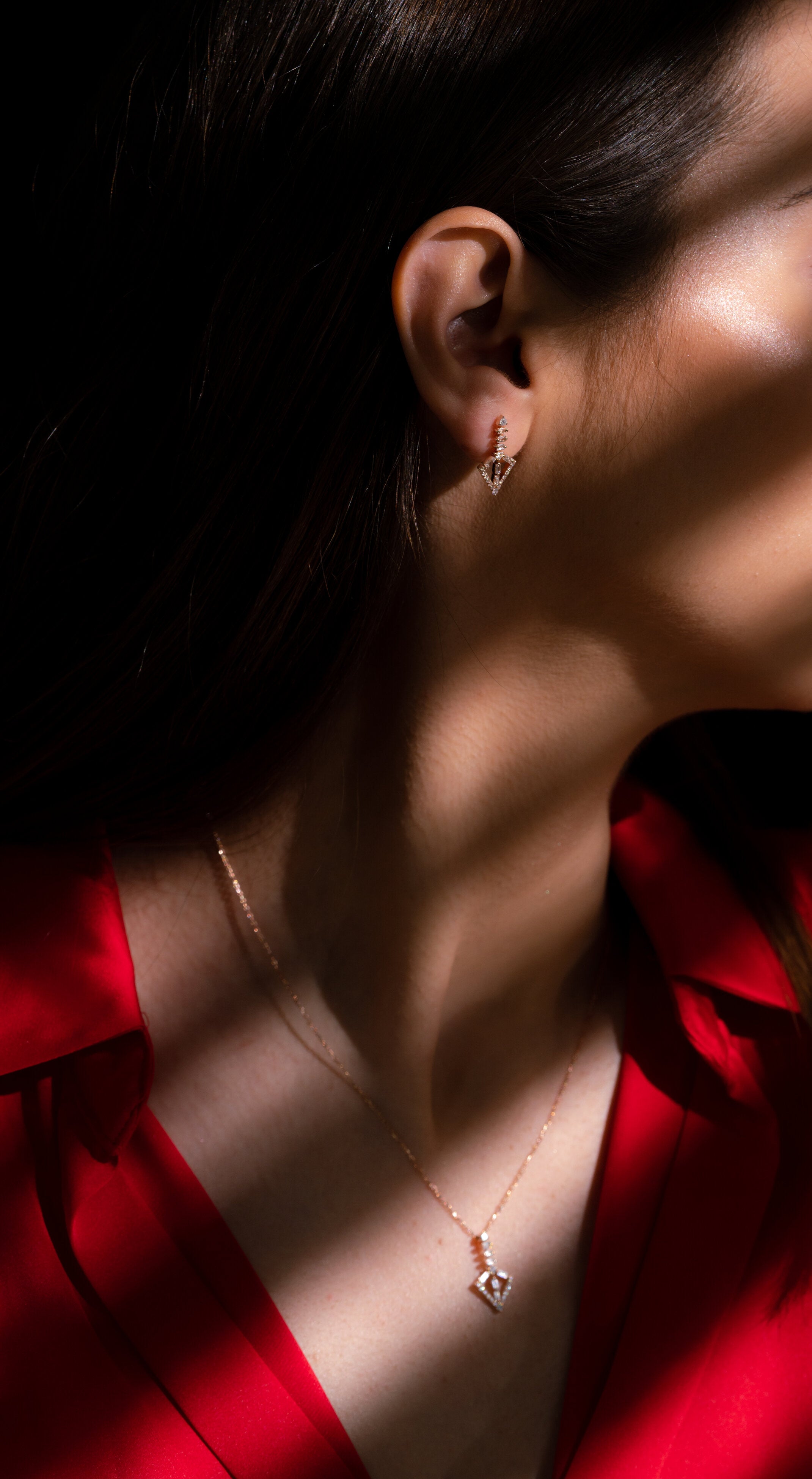 CERCEI E000946 DIN AUR ROZ 14K FORMA TRIUNGHIULARA CU DIAMANTE BAGUETTE - Bijuterii LA ROSA