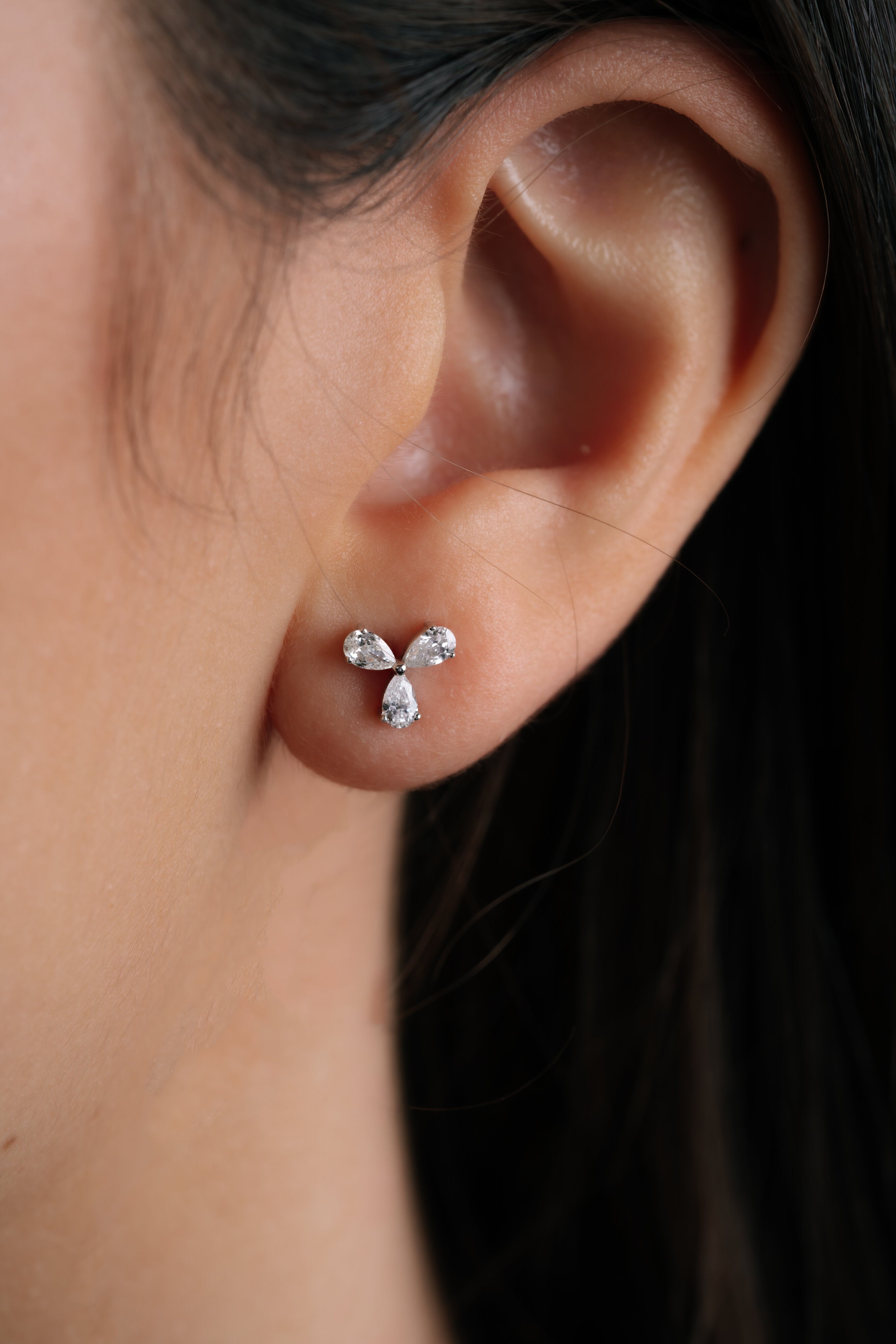 CERCEI E001067 DIN AUR ALB 14K CU DIAMANTE LACRIMA - Bijuterii LA ROSA