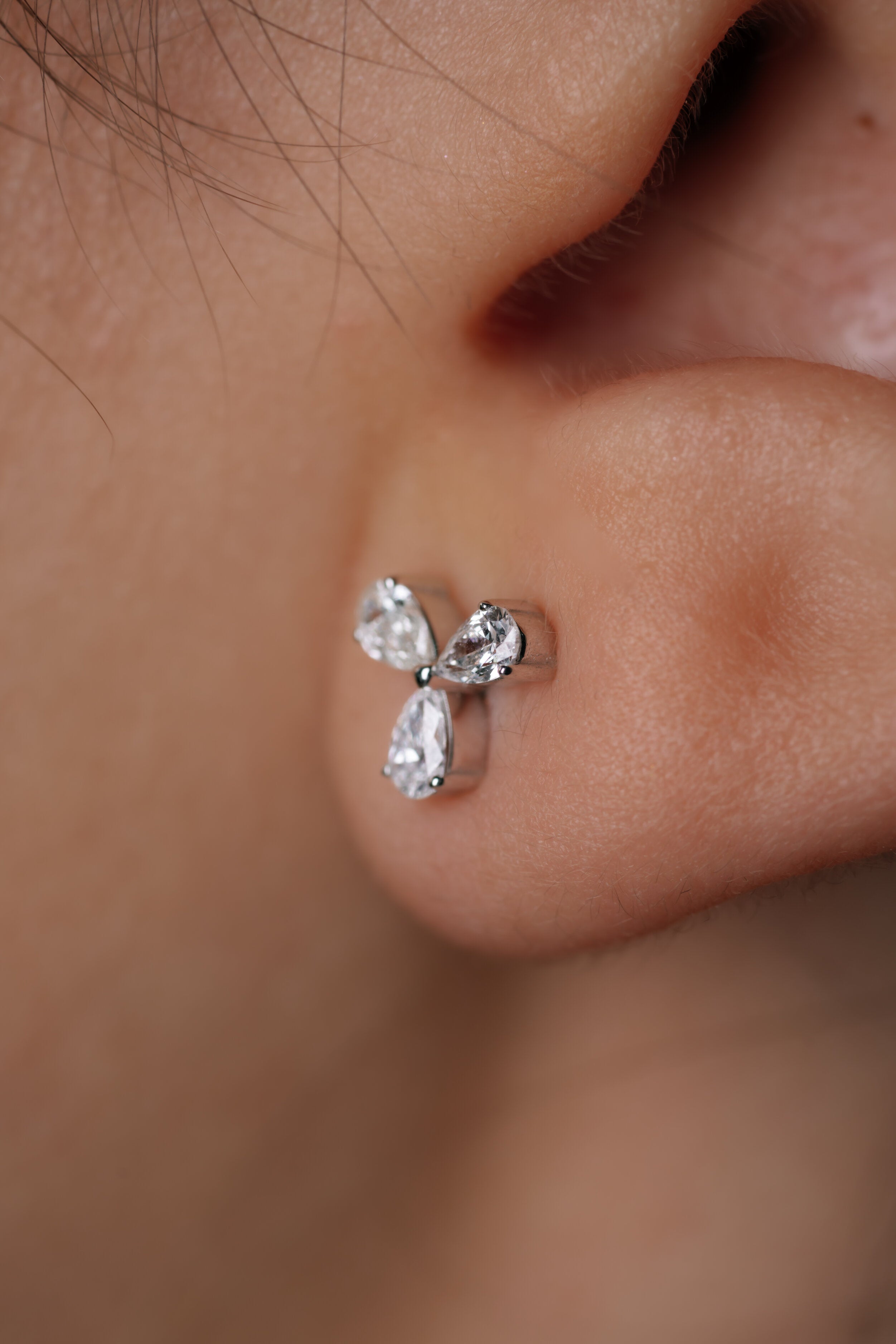 CERCEI E001067 DIN AUR ALB 14K CU DIAMANTE LACRIMA - Bijuterii LA ROSA