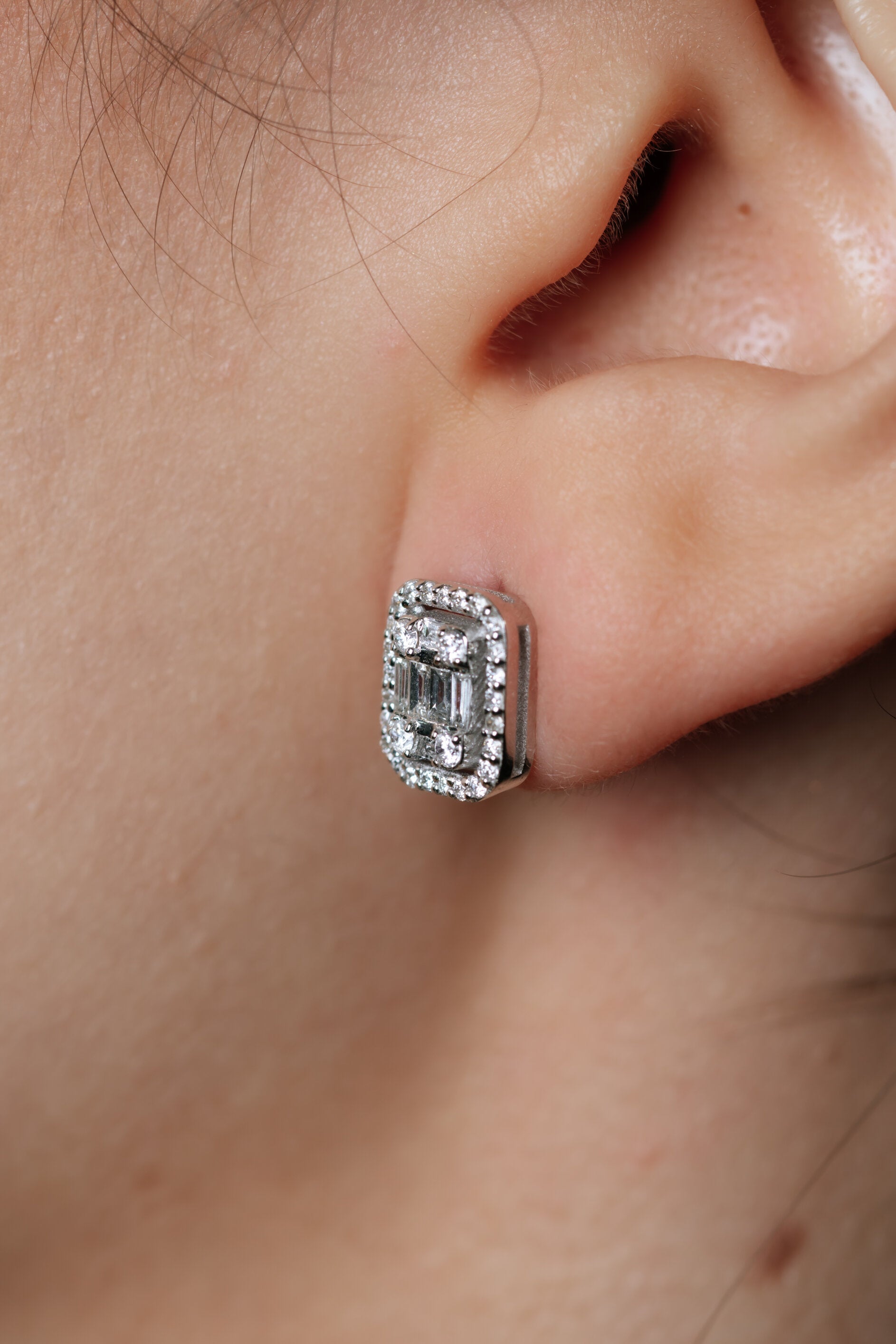 CERCEI E001105 DIN AUR ALB 14K FORMA SEMIPATRATA CU DIAMANTE - Bijuterii LA ROSA