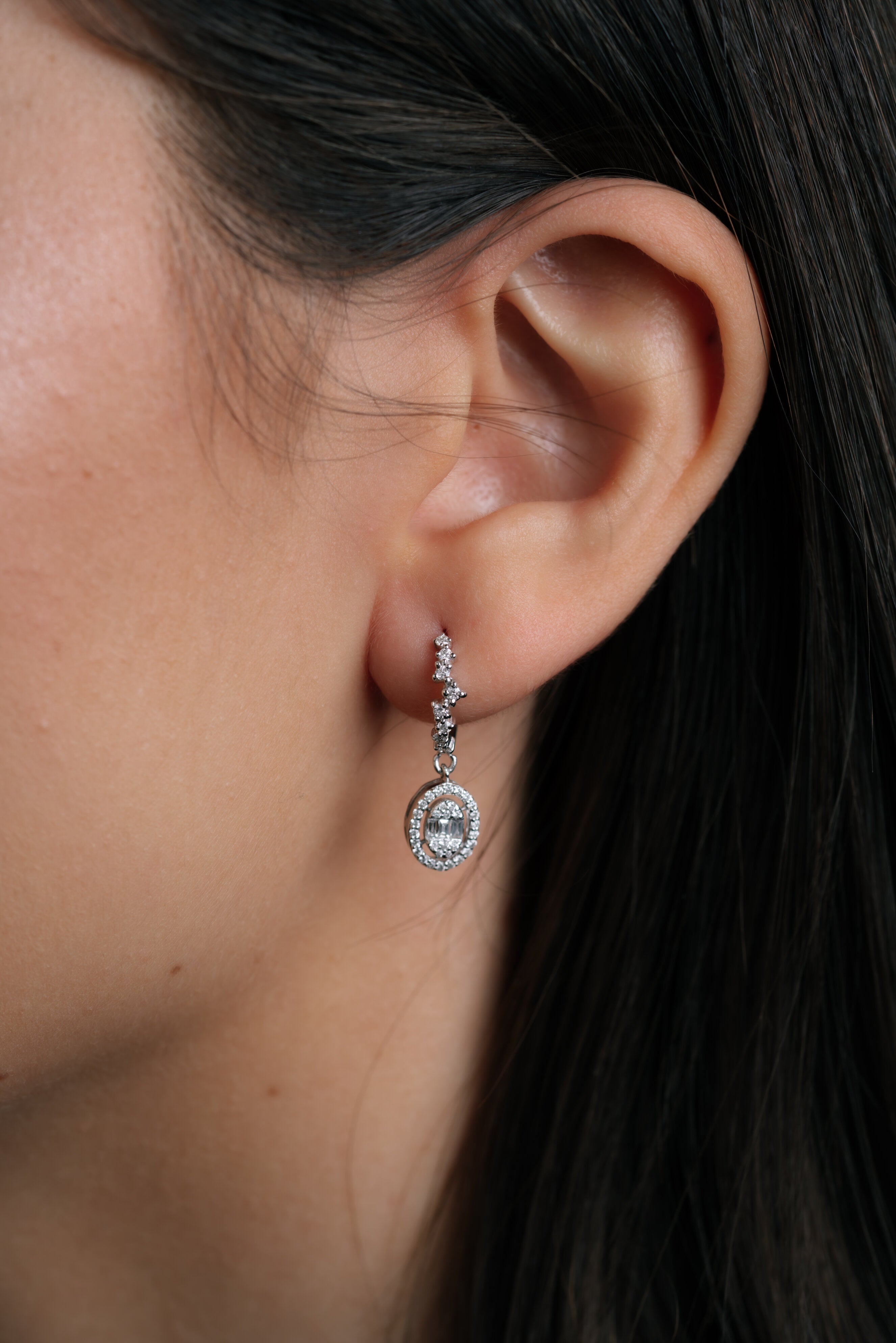 CERCEI E001121 DIN AUR ALB 14K FORMA OVALA CU DIAMANTE BAGHETE - Bijuterii LA ROSA