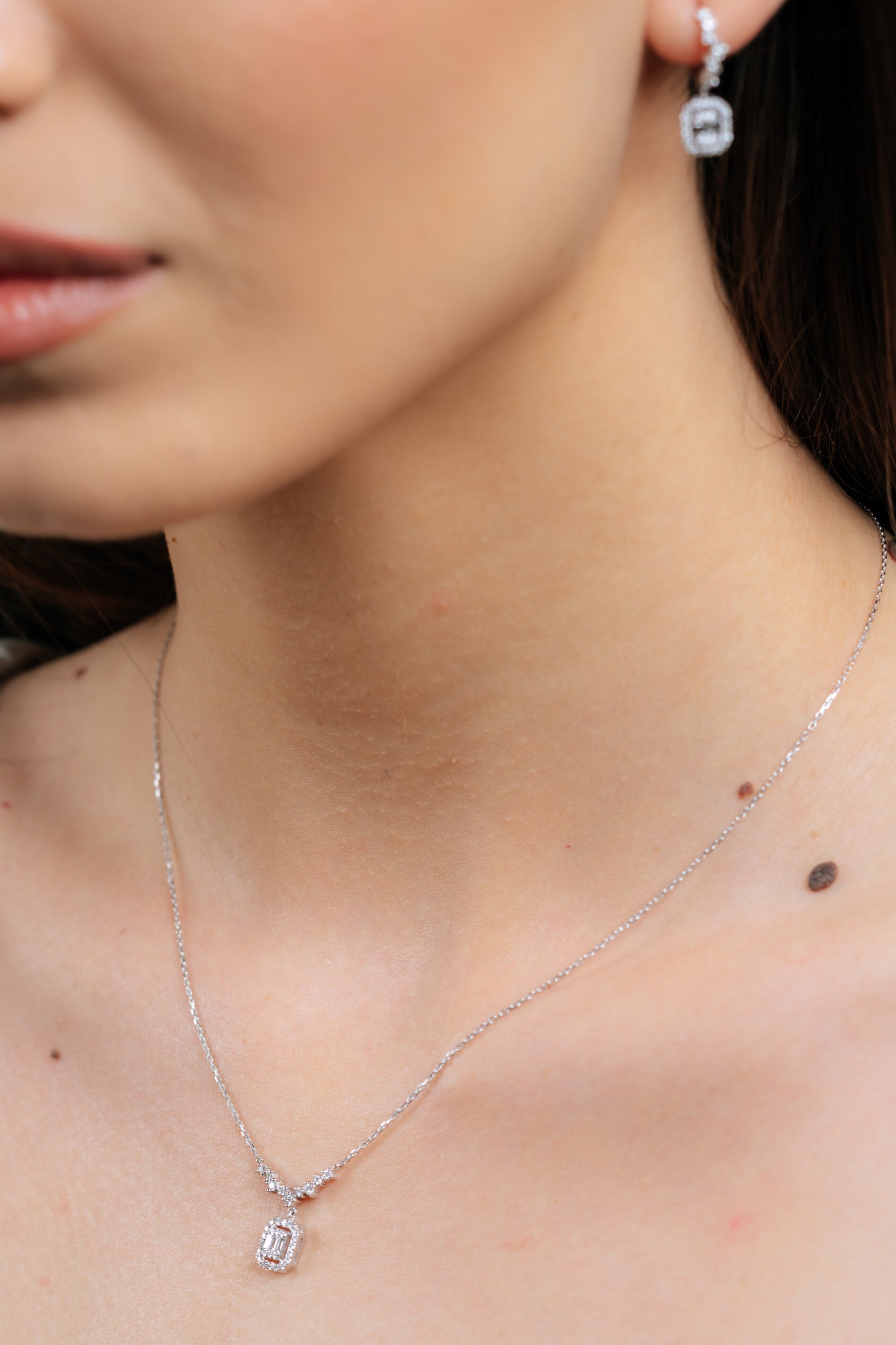 COLIER N001266 DIN AUR ALB 14K FORMA SEMIDREPTUNGHI CU DIAMANTE - Bijuterii LA ROSA