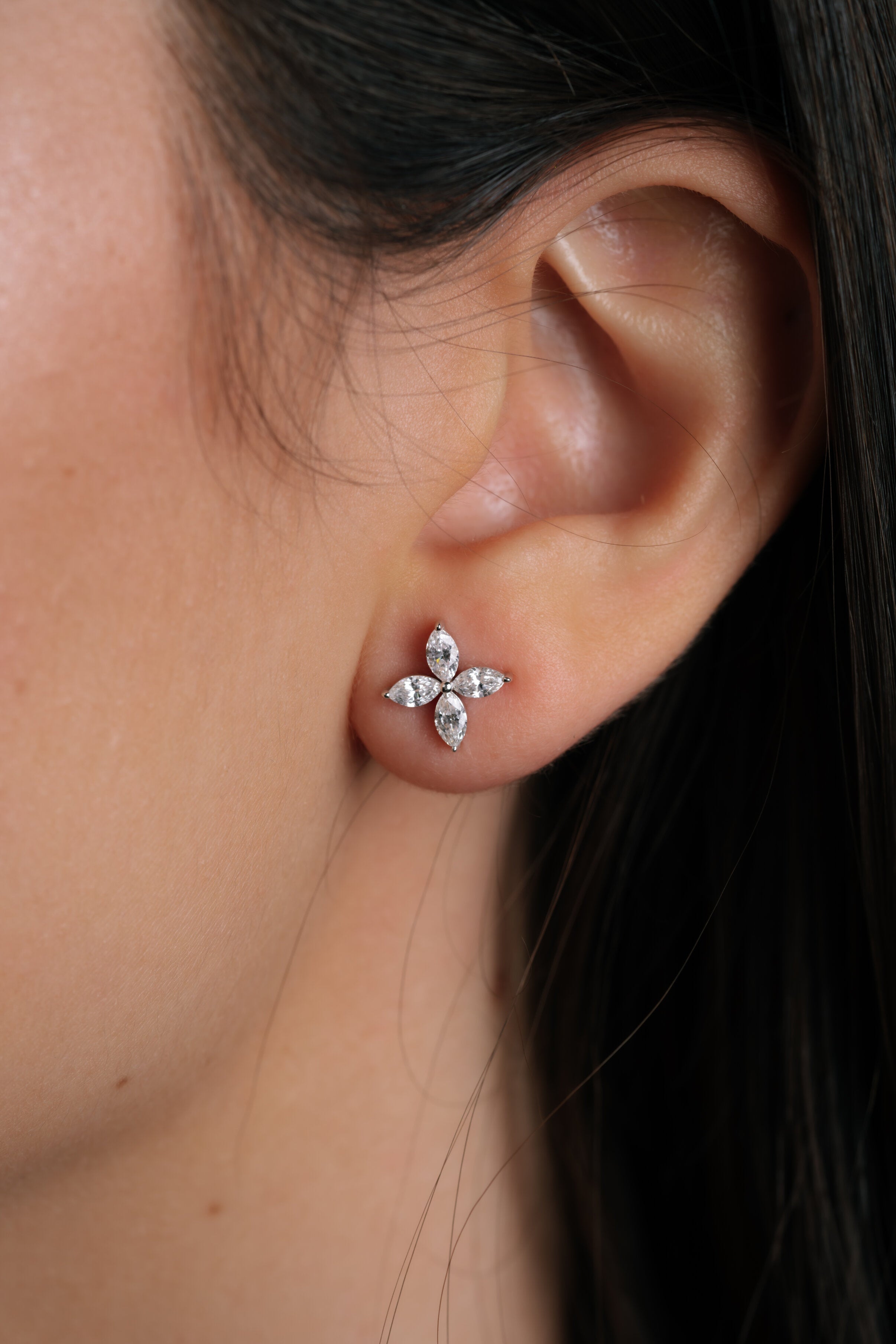 CERCEI E001129 DIN AUR ALB 14K CU DIAMANTE MARQUISE - Bijuterii LA ROSA