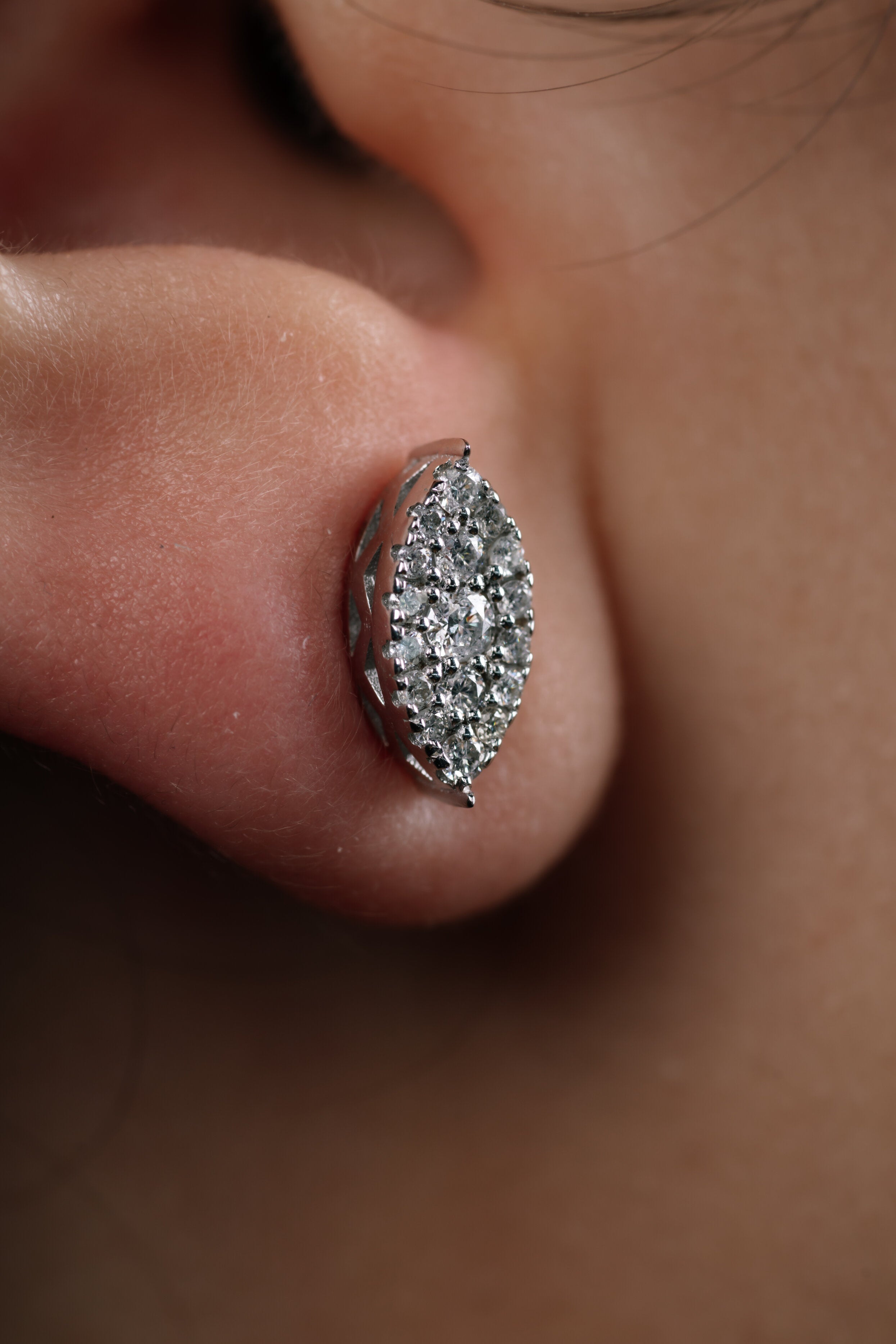 CERCEI E001143 DIN AUR ALB 14K FORMA MARQUISE CU DIAMANTE - Bijuterii LA ROSA