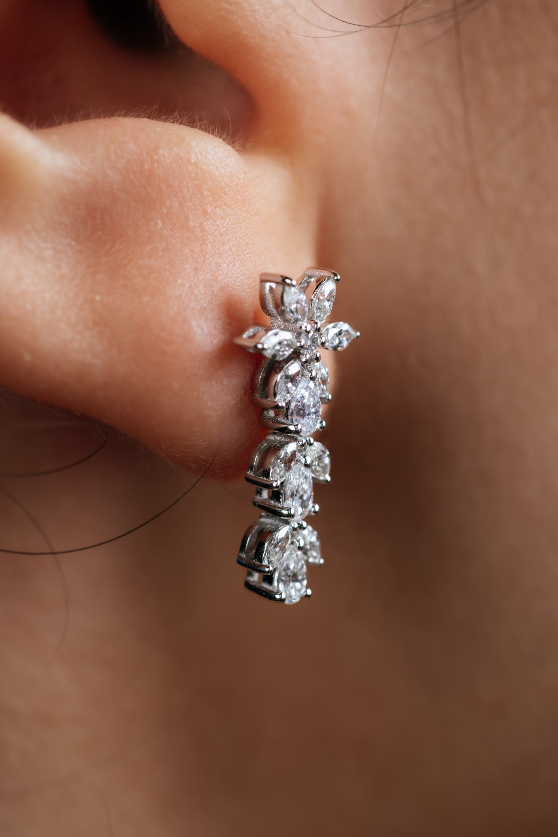 CERCEI E001214 DIN AUR ALB 14K FORMA MARQUISE CU DIAMANTE - Bijuterii LA ROSA