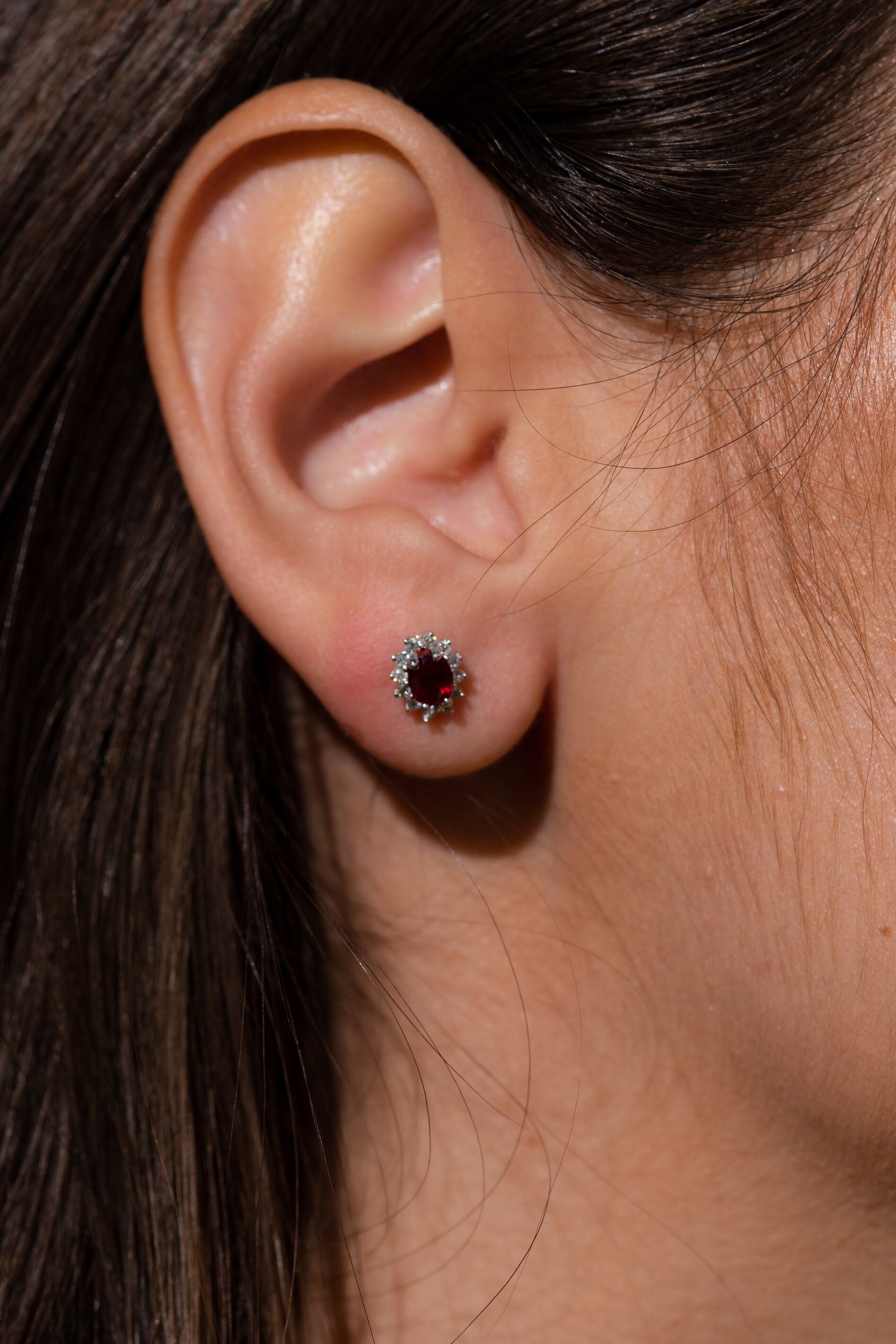 CERCEI KP18594 DIN AUR ALB 18K FORMA OVALA CU DIAMANTE SI RUBIN - Bijuterii LA ROSA