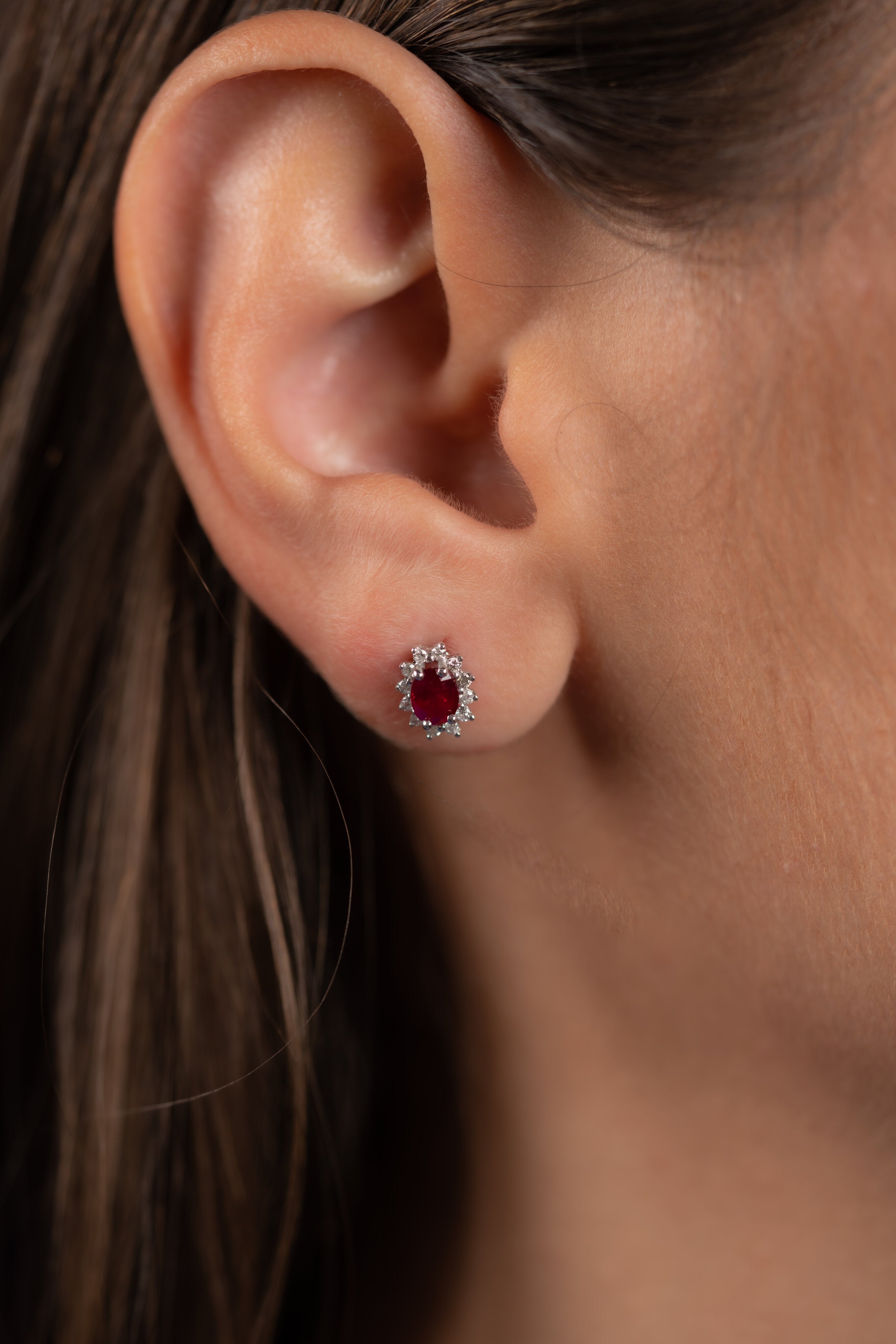 CERCEI KP18594 DIN AUR ALB 18K FORMA OVALA CU DIAMANTE SI RUBIN - Bijuterii LA ROSA