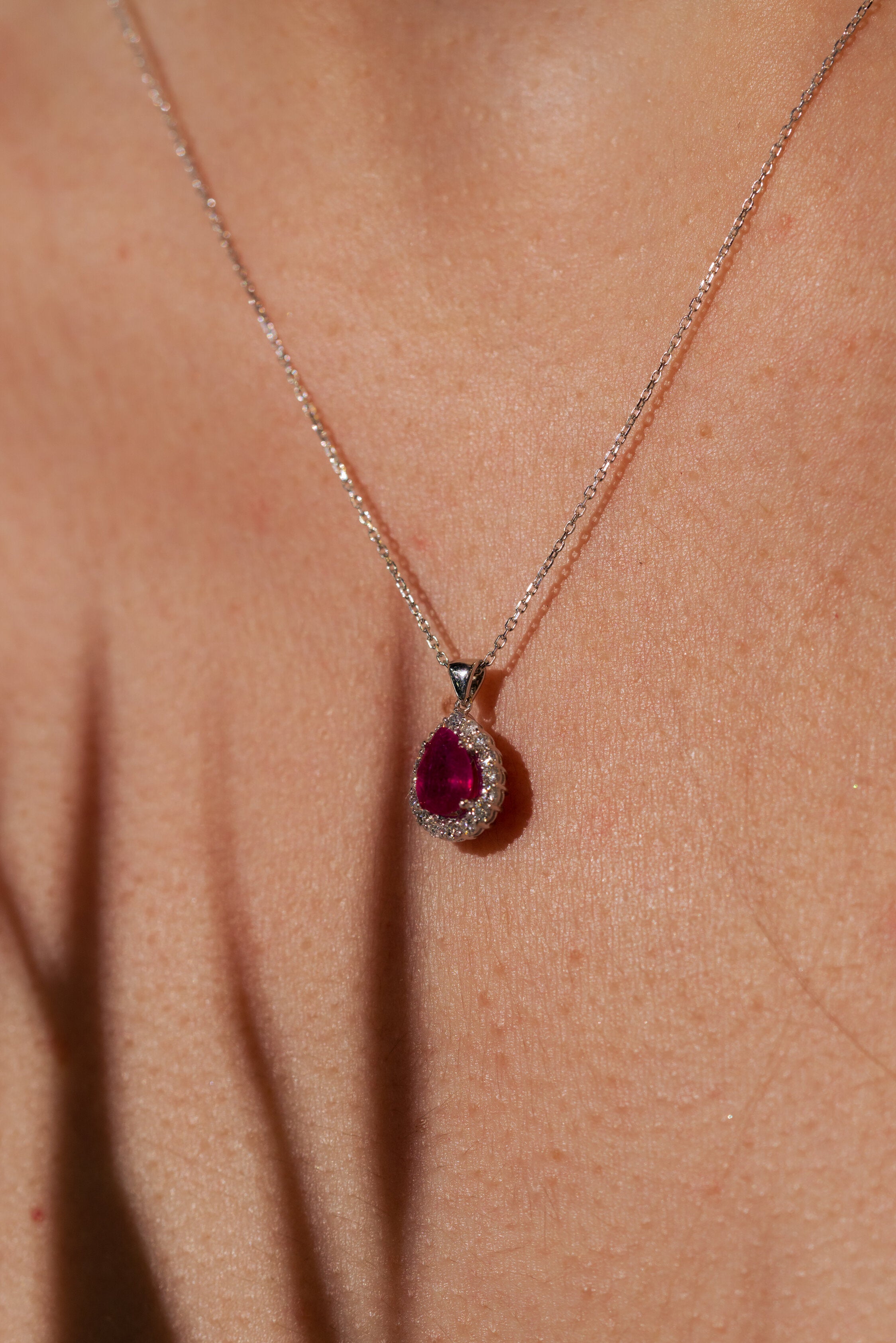 COLIER KL25696 DIN AUR ALB 18K FORMA LACRIMA CU DIAMANTE SI RUBIN - Bijuterii LA ROSA