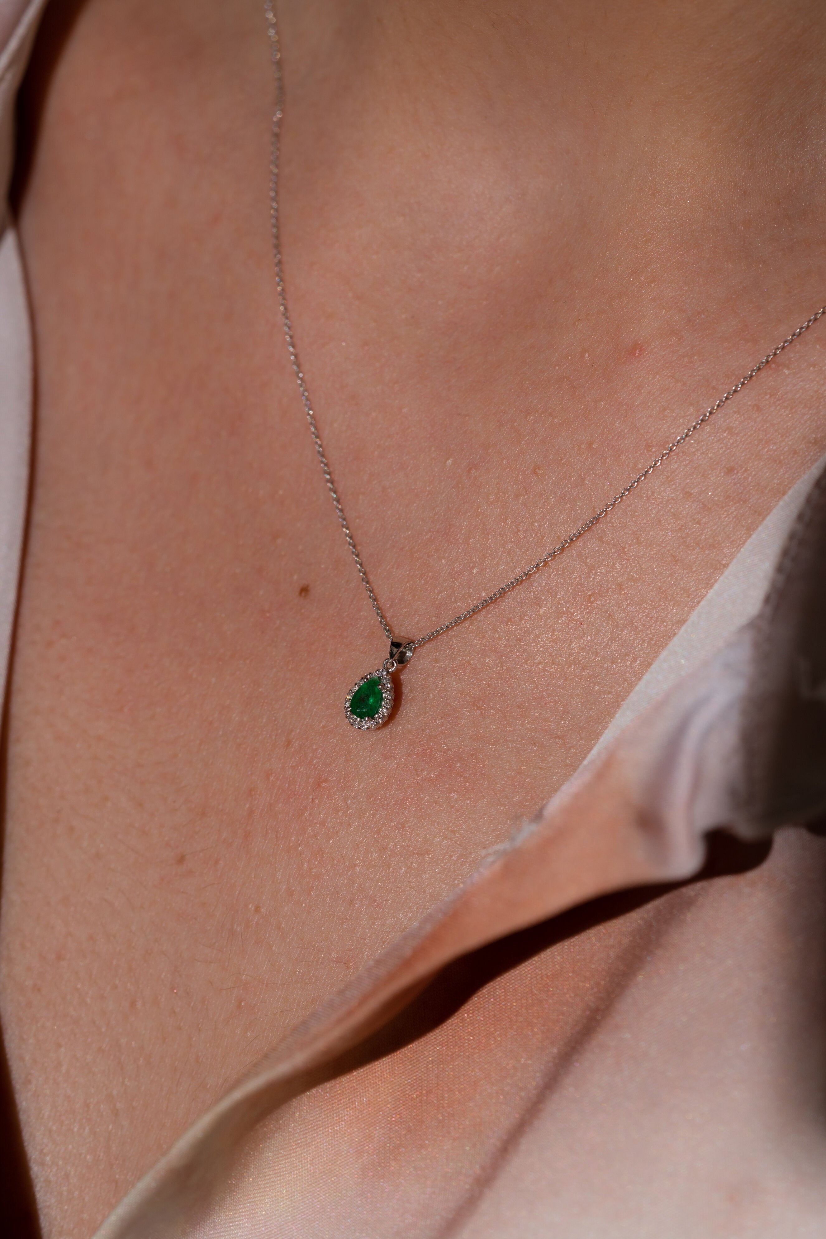 COLIER KL26393 DIN AUR ALB 18K FORMA LACRIMA CU DIAMANTE SI SMARALD - Bijuterii LA ROSA