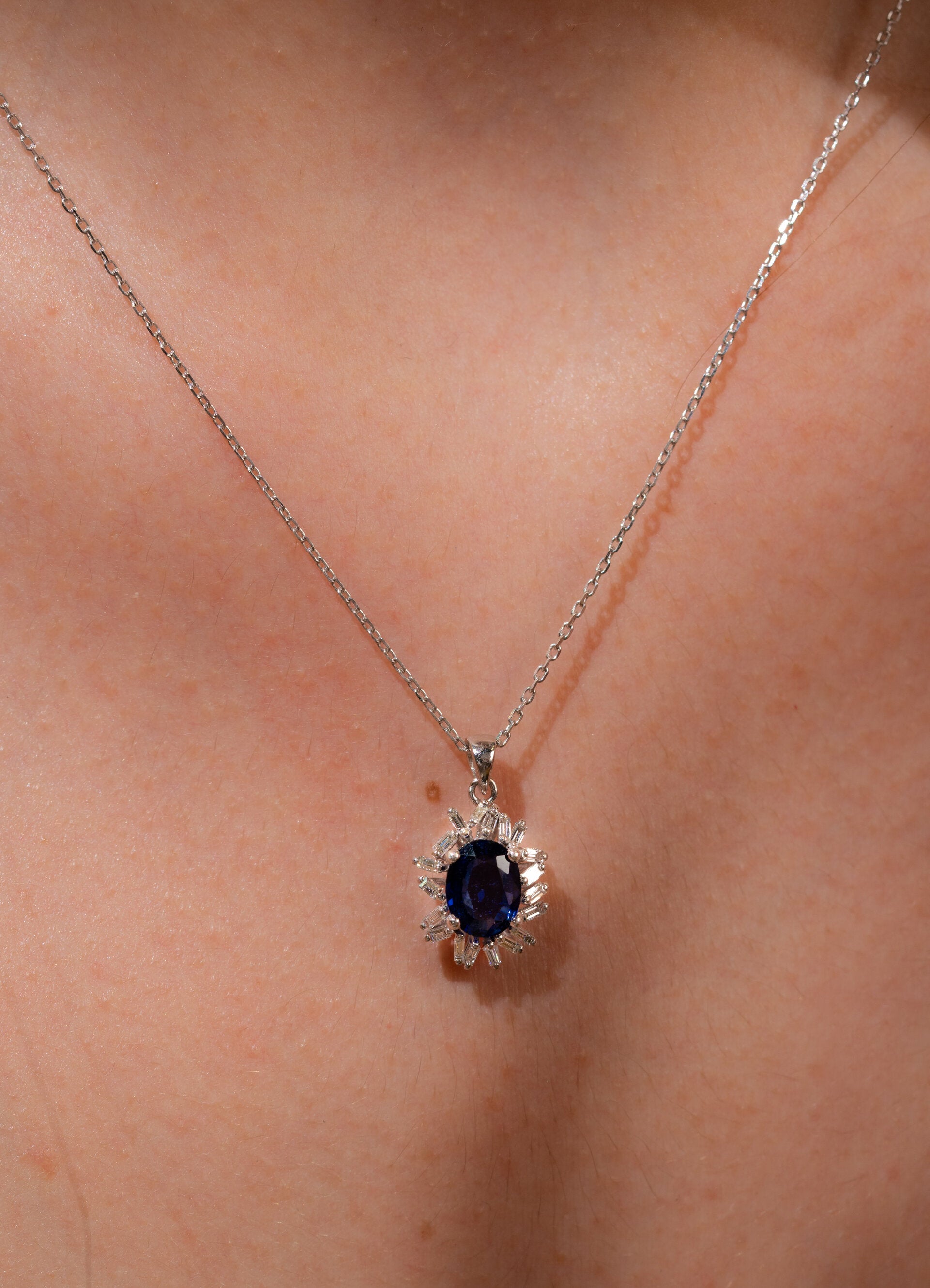 COLIER KL27734 DIN AUR ALB 14K FORMA OVALA CU DIAMANTE BAGUETTE SI SAFIR - Bijuterii LA ROSA