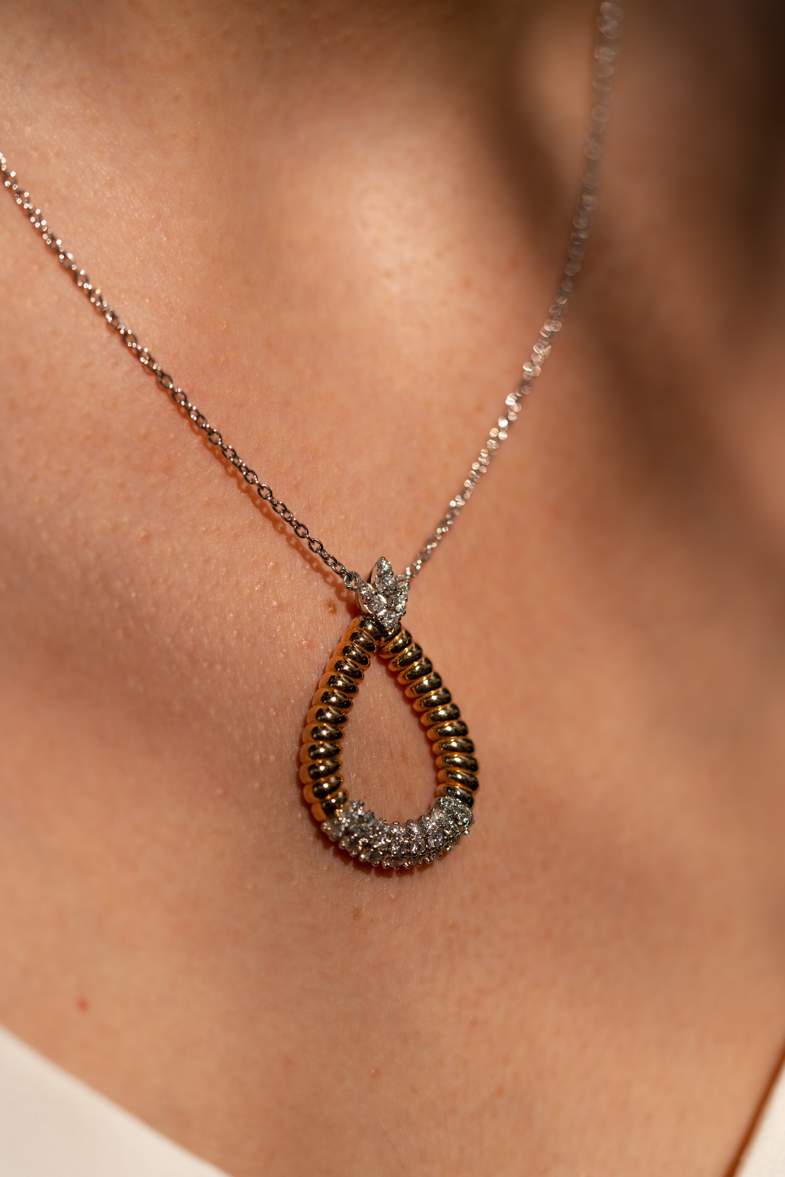 COLIER KL28877 DIN AUR ALB SI ROZ 18K FORMA LACRIMA CU DIAMANTE - Bijuterii LA ROSA