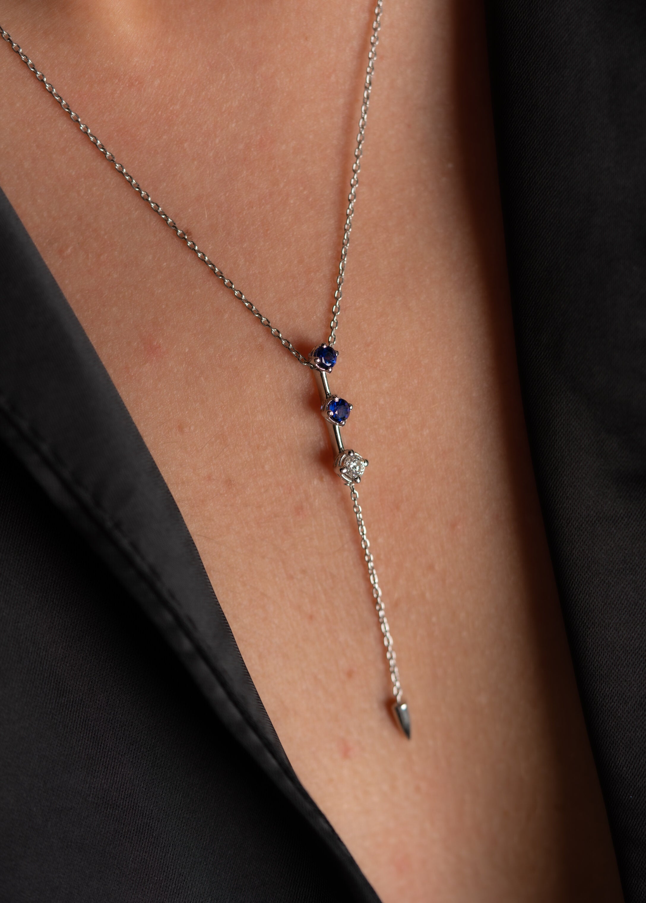 COLIER LDNA6003 DIN AUR ALB 18K CU DIAMANT SI SAFIRE FORMA ROTUNDA - Bijuterii LA ROSA