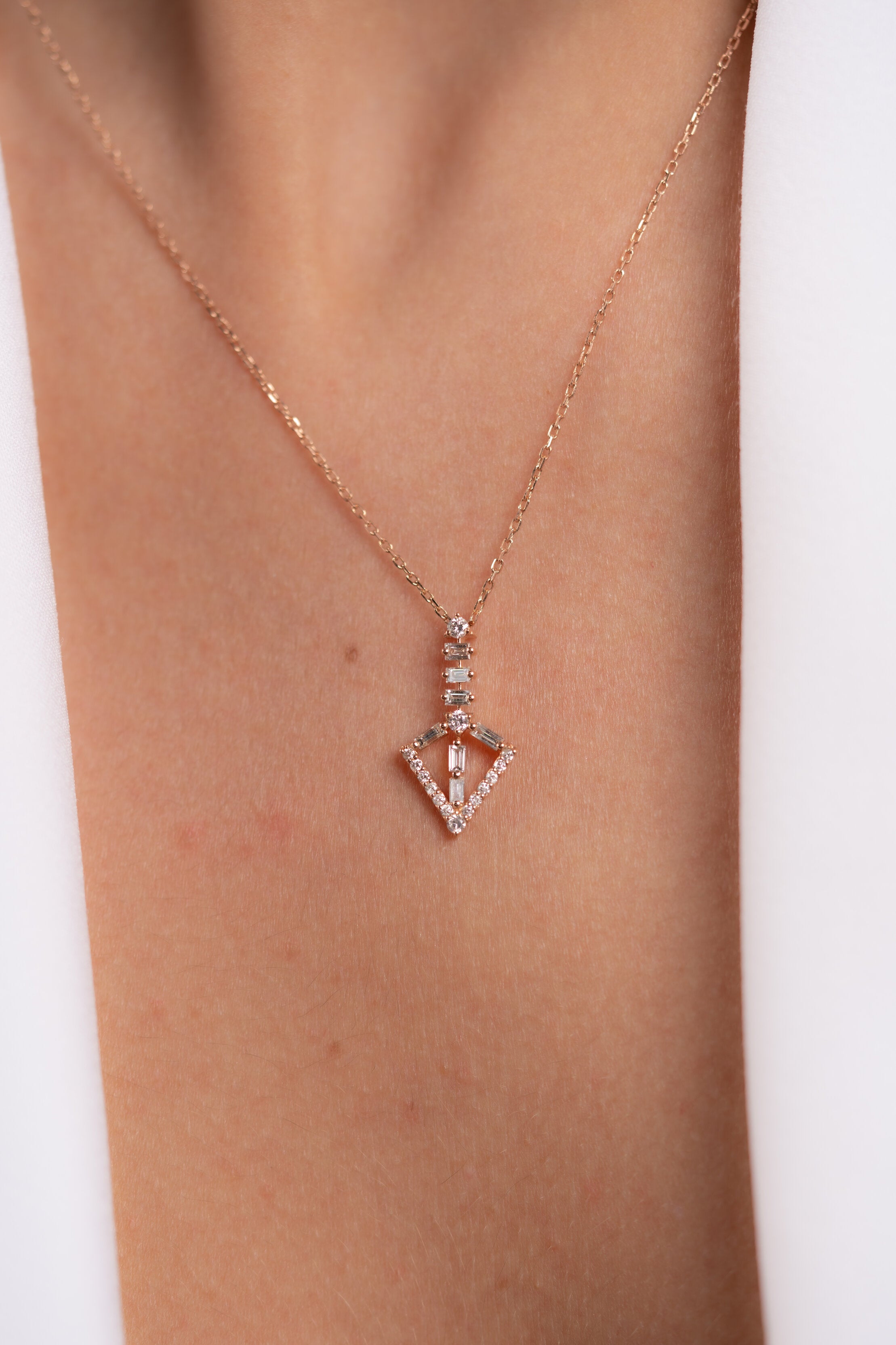 COLIER N001021 DIN AUR ROZ 14K FORMA TRIUNGHIULARA CU DIAMANTE - Bijuterii LA ROSA