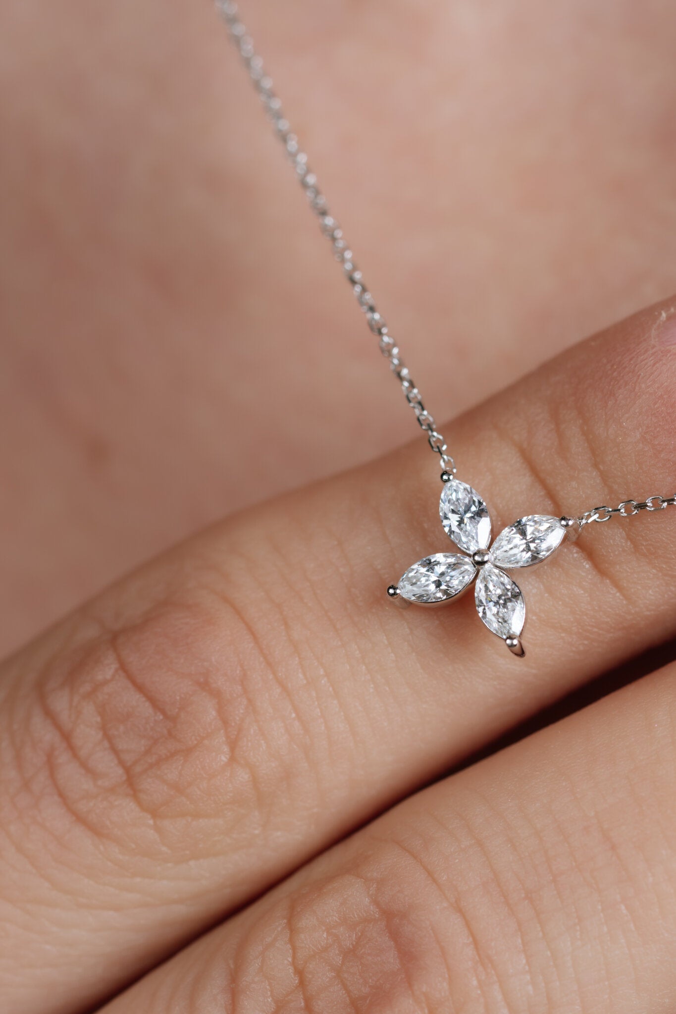 COLIER N001273 DIN AUR ALB 14K FORMA MARQUISE CU DIAMANTE - Bijuterii LA ROSA