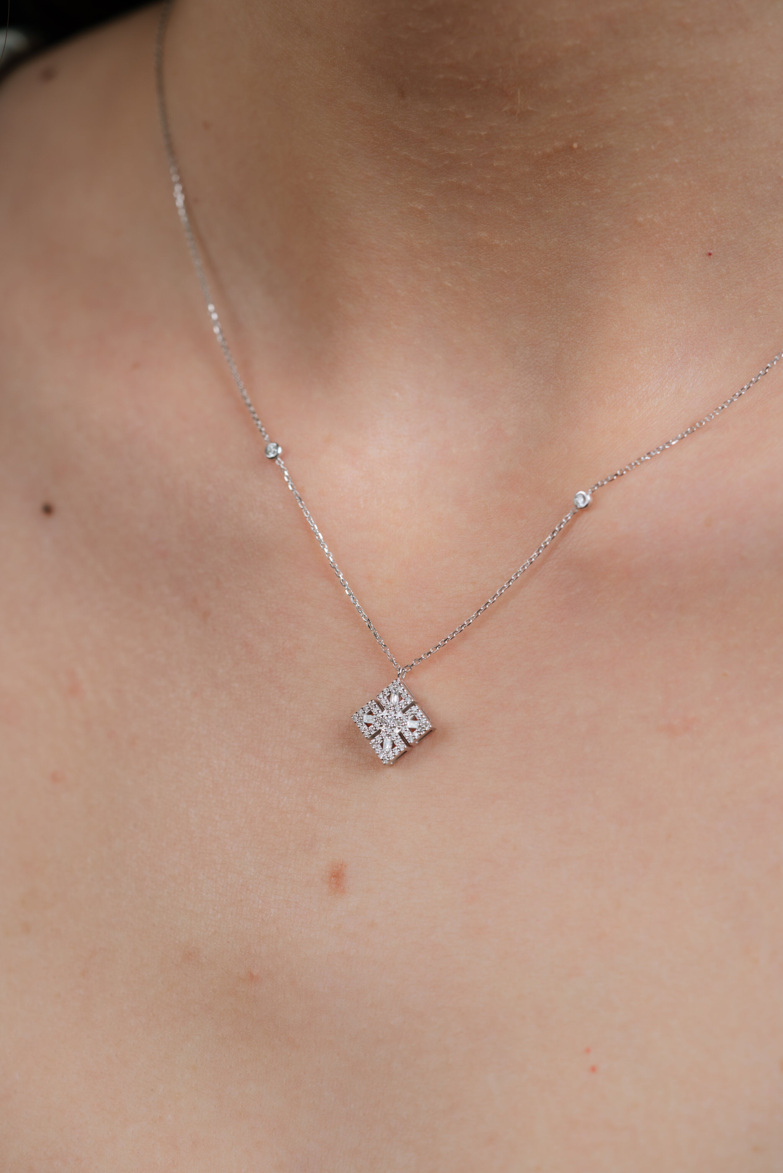 COLIER N001283 DIN AUR ALB 14K FORMA ROMB CU DIAMANTE - Bijuterii LA ROSA