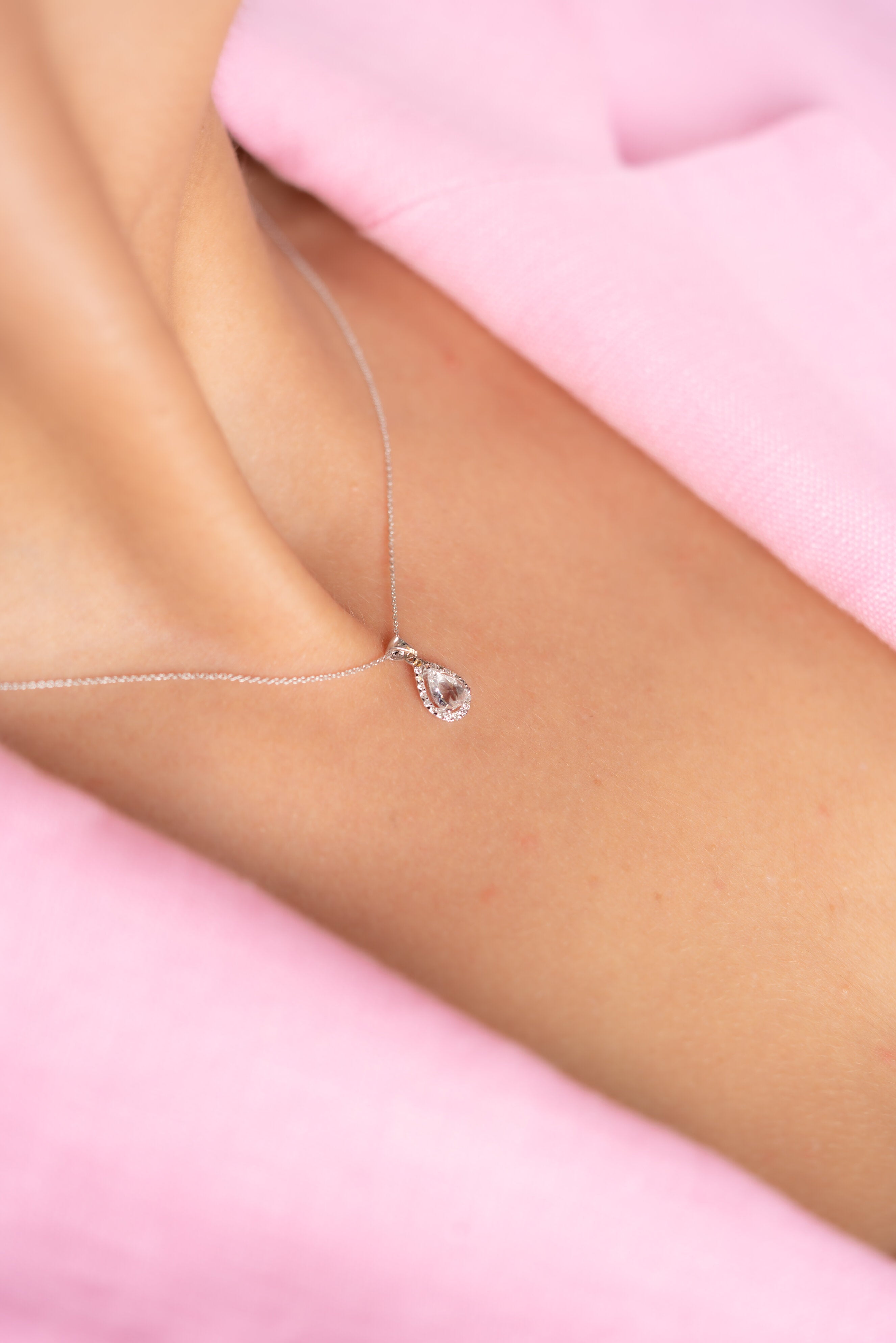 COLIER P000010 DIN AUR ALB 18K FORMA LACRIMA CU DIAMANTE - Bijuterii LA ROSA